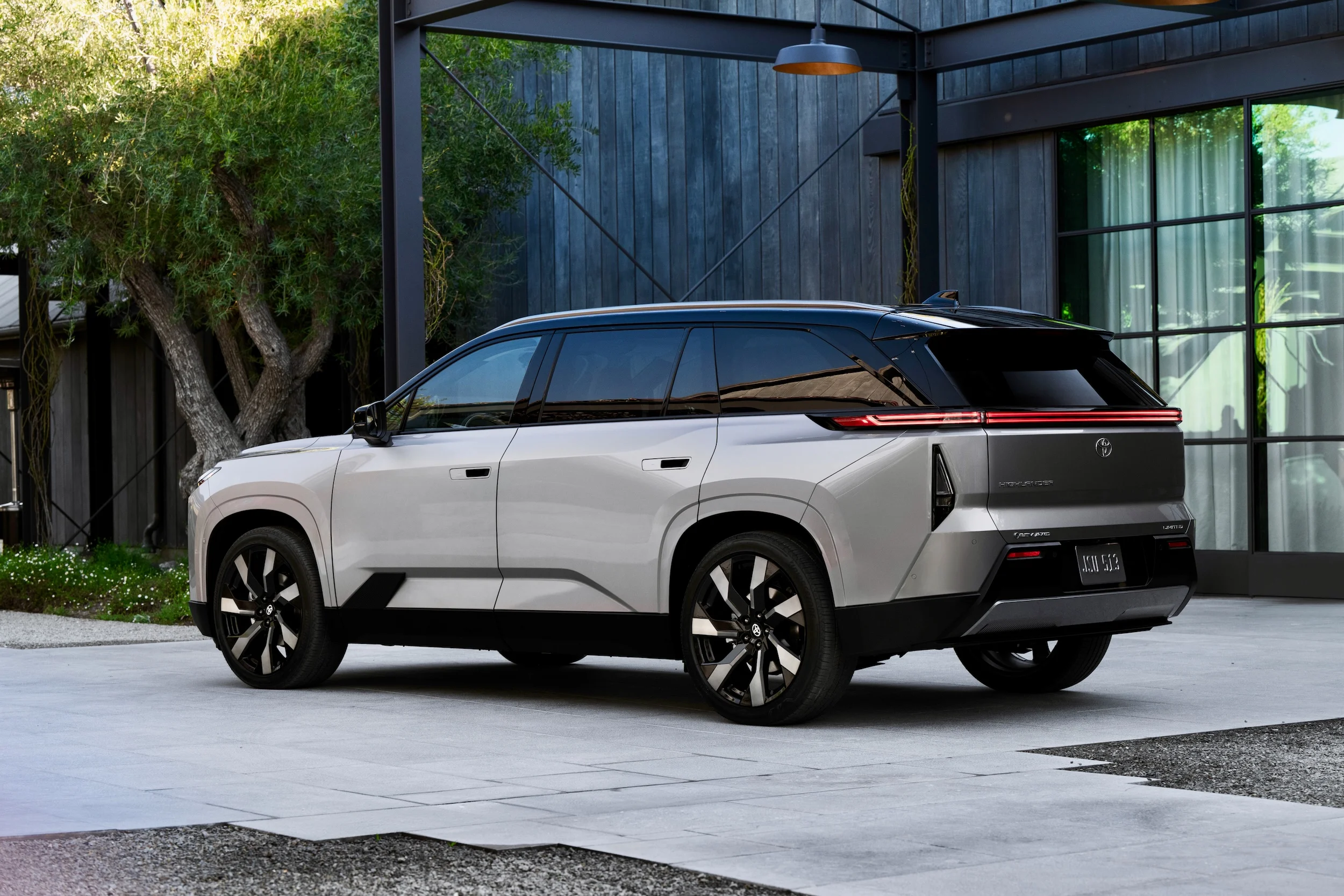 2027 Toyota Highlander Limited Spellbound2Tone 008