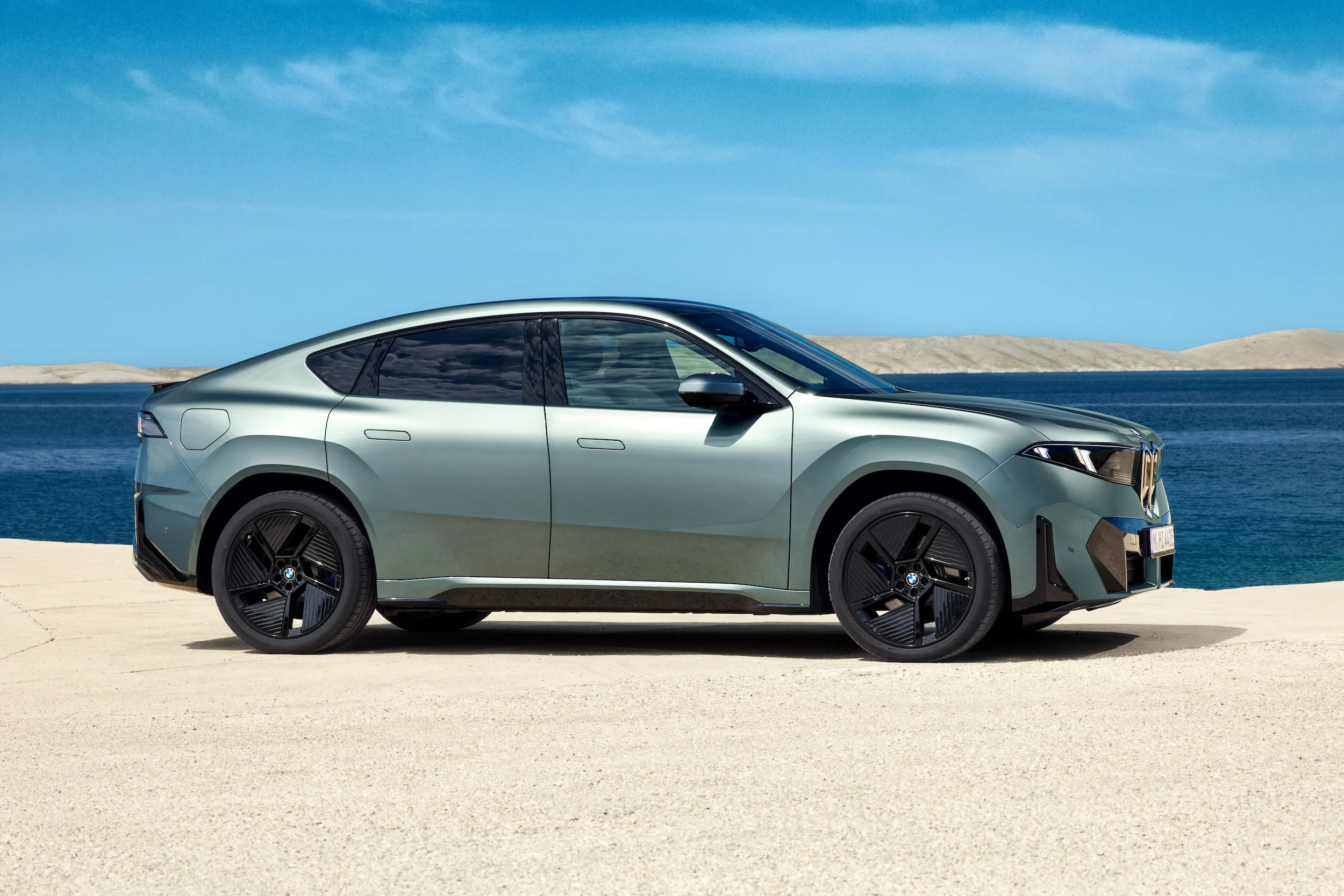 P90655798 highRes bmw-ix4-50-xdrive-st
