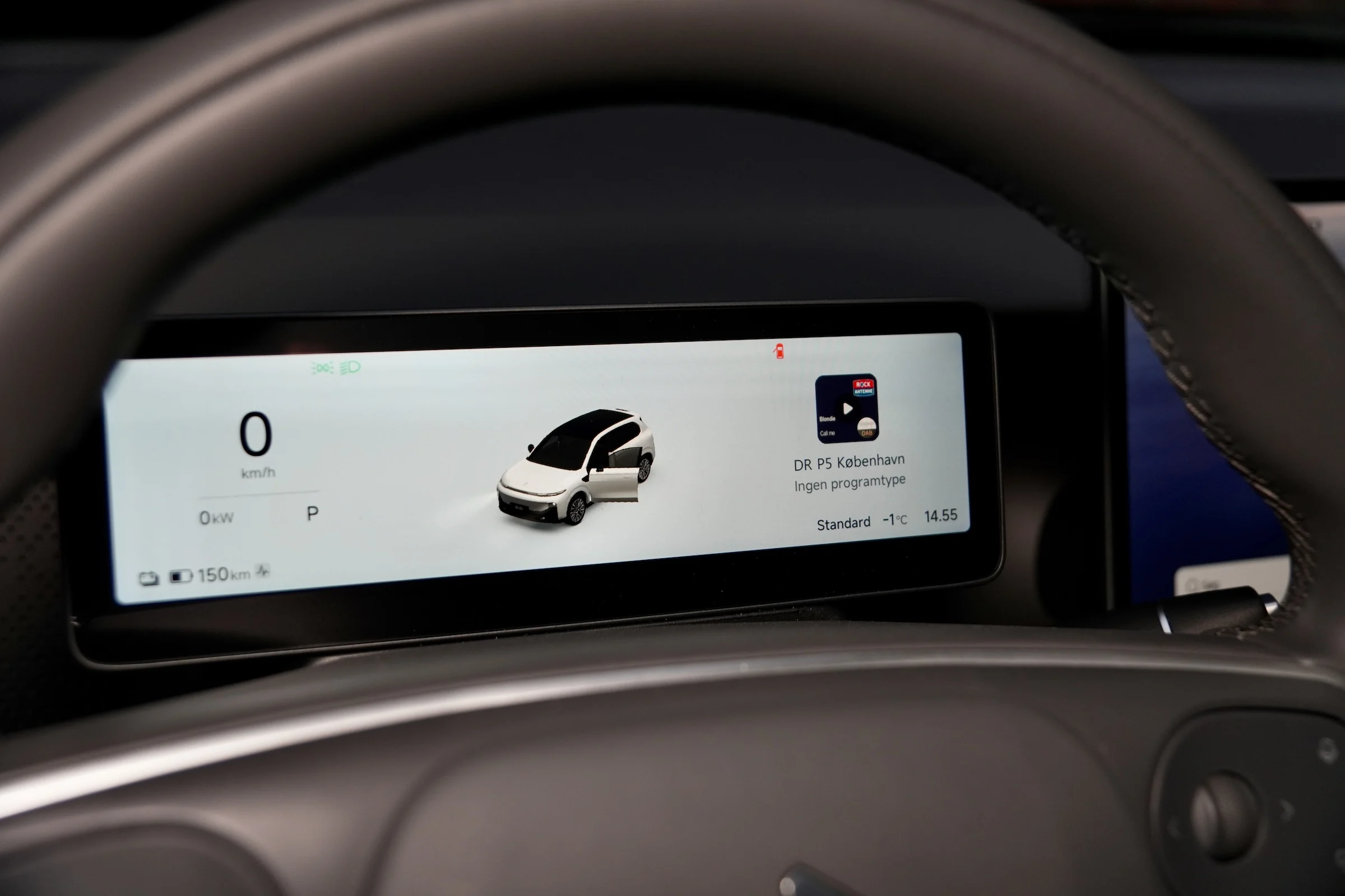 DUEL Leapmotor B10 vs Renault Scenic E-Tech MBB 256