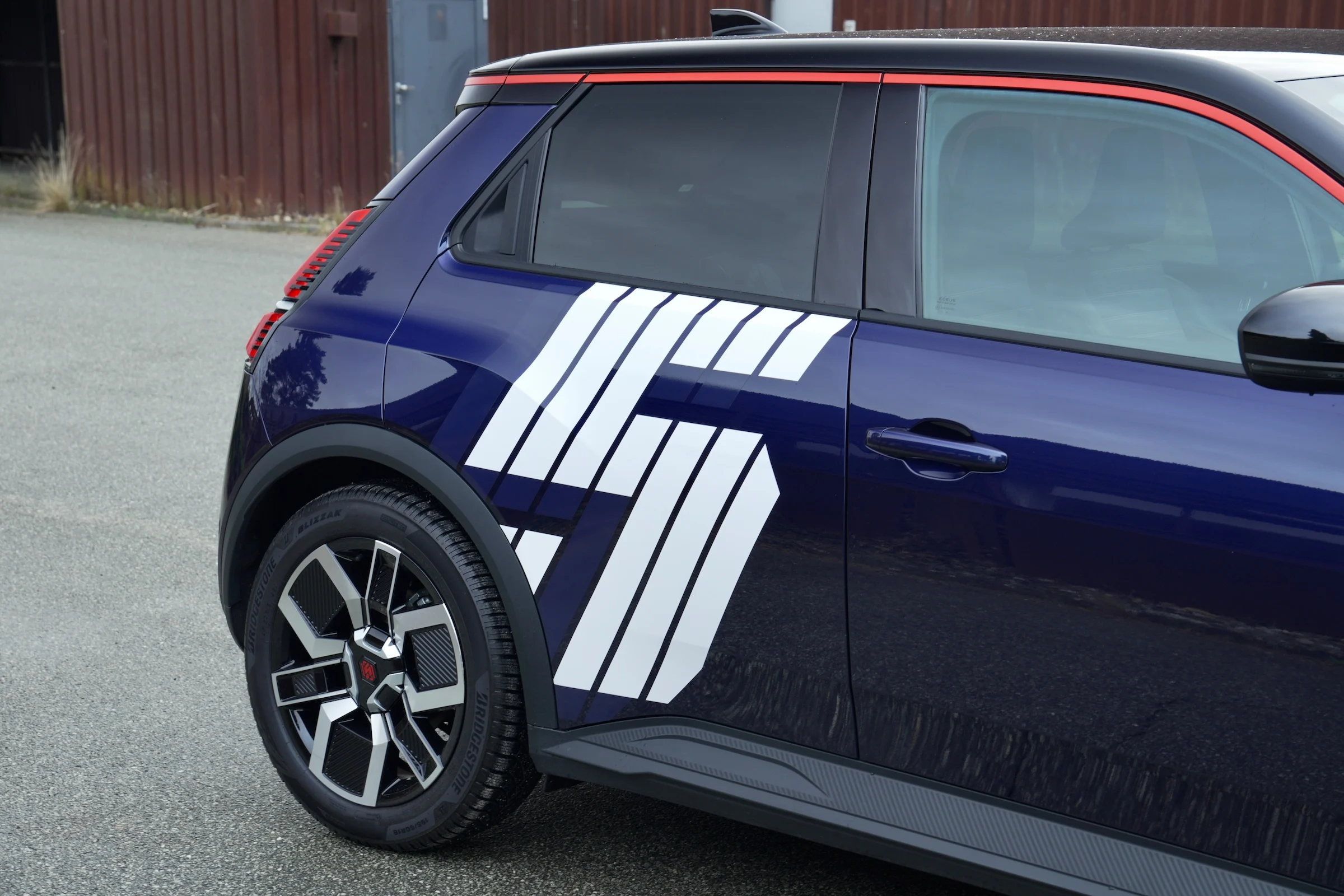 DUEL Firefly vs Renault 5 52 MBB 883