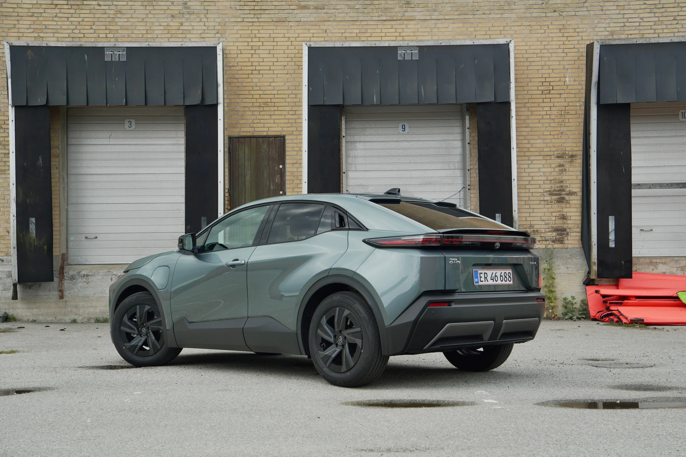 DUEL Nissan Leaf vs Toyota C-HR+ MBB 863