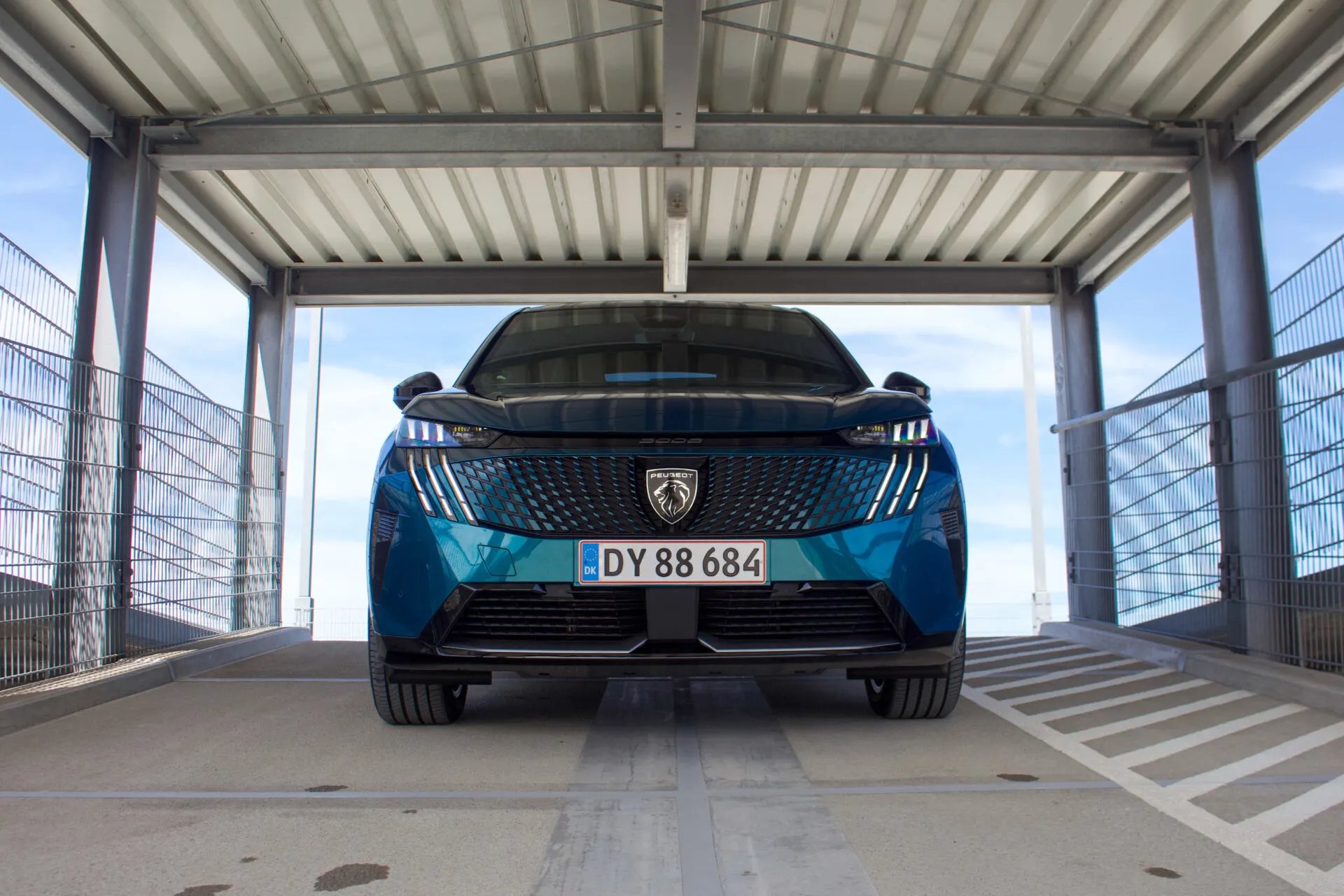 Renault Scenic E-Tech vs. Peugeot E-3008-25