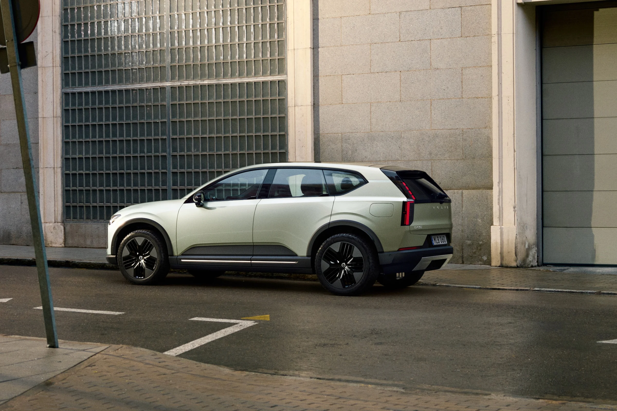 AKQA0070 EX60CC PR Rear 3-4 City