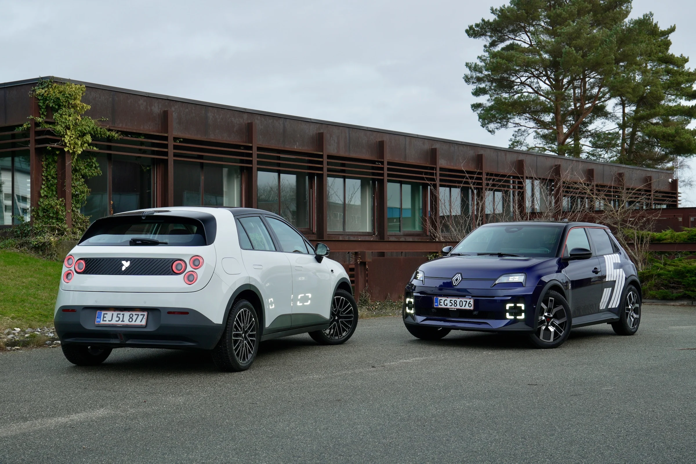 DUEL Firefly vs Renault 5 52 MBB 857