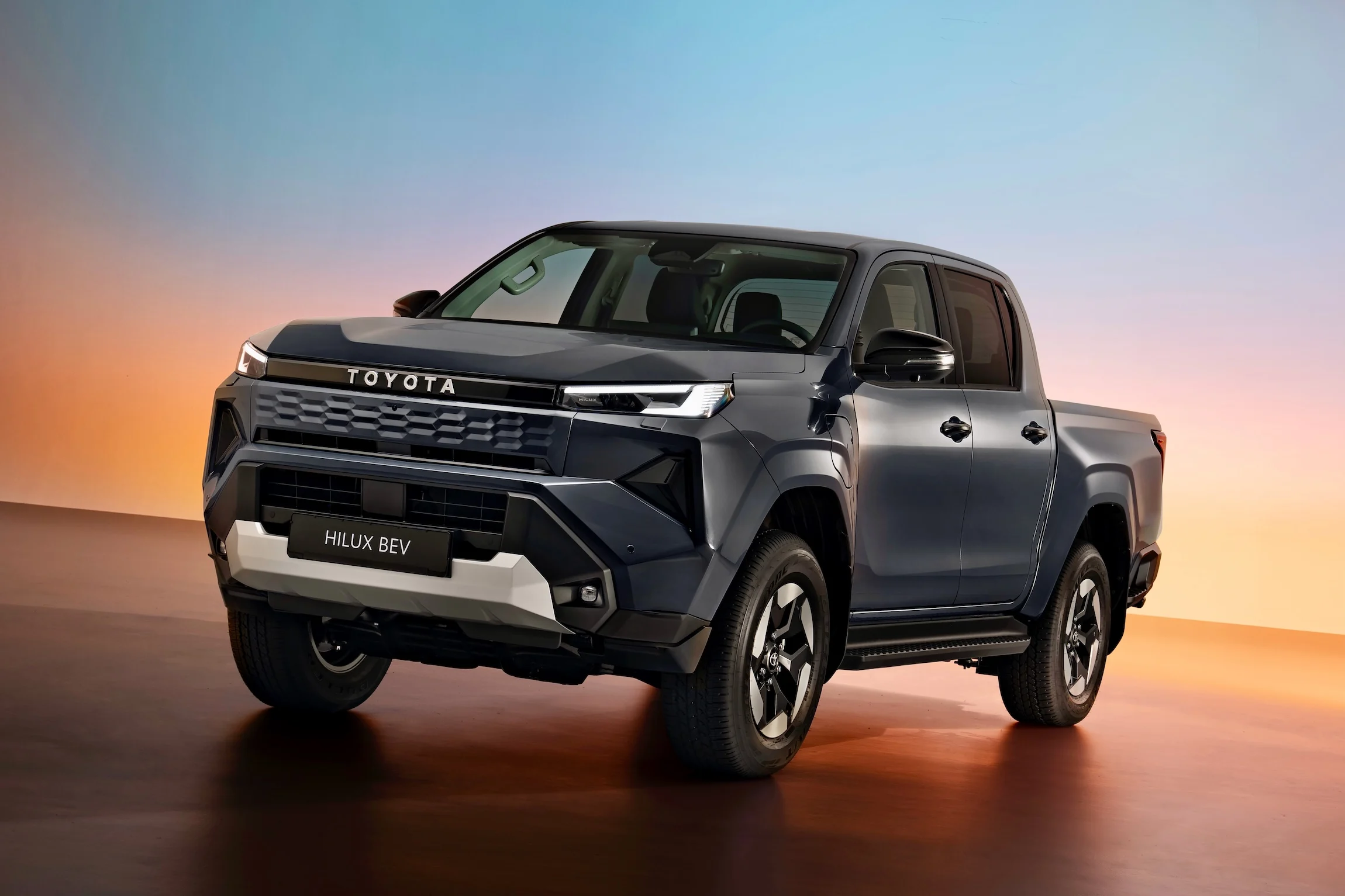 2025toyotahiluxbevhero1