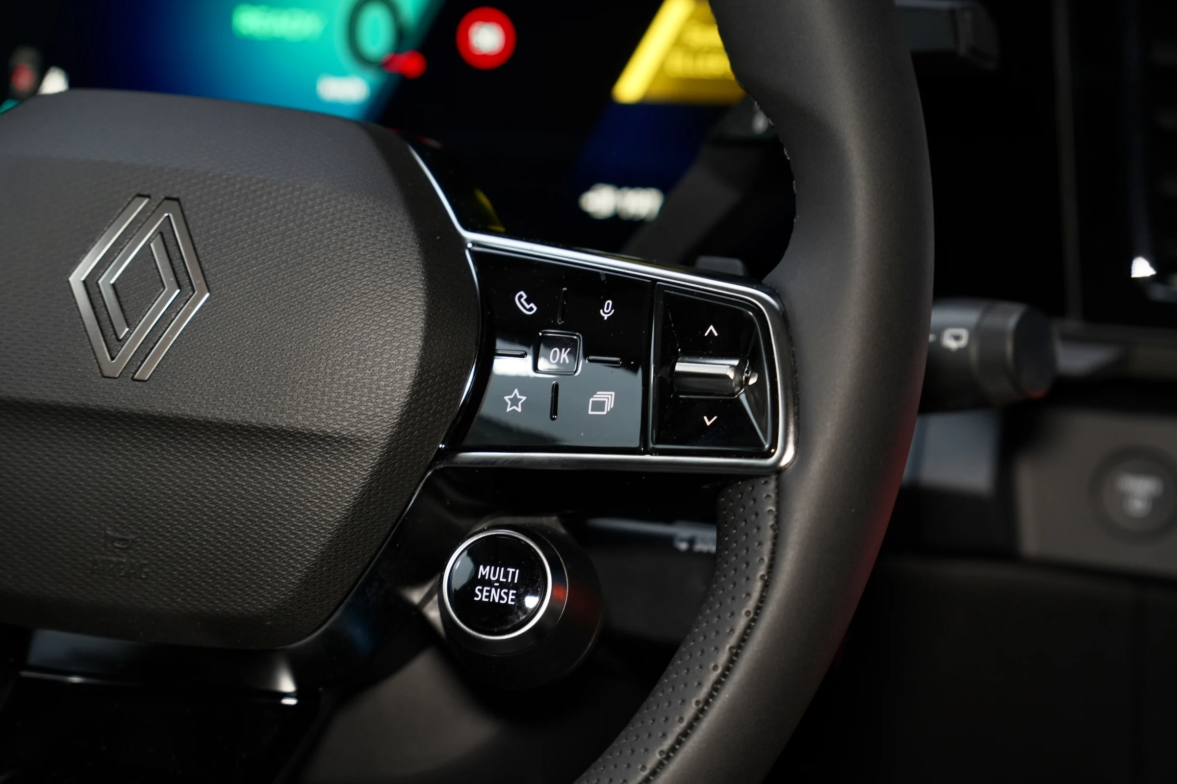 DUEL Leapmotor B10 vs Renault Scenic E-Tech MBB 286