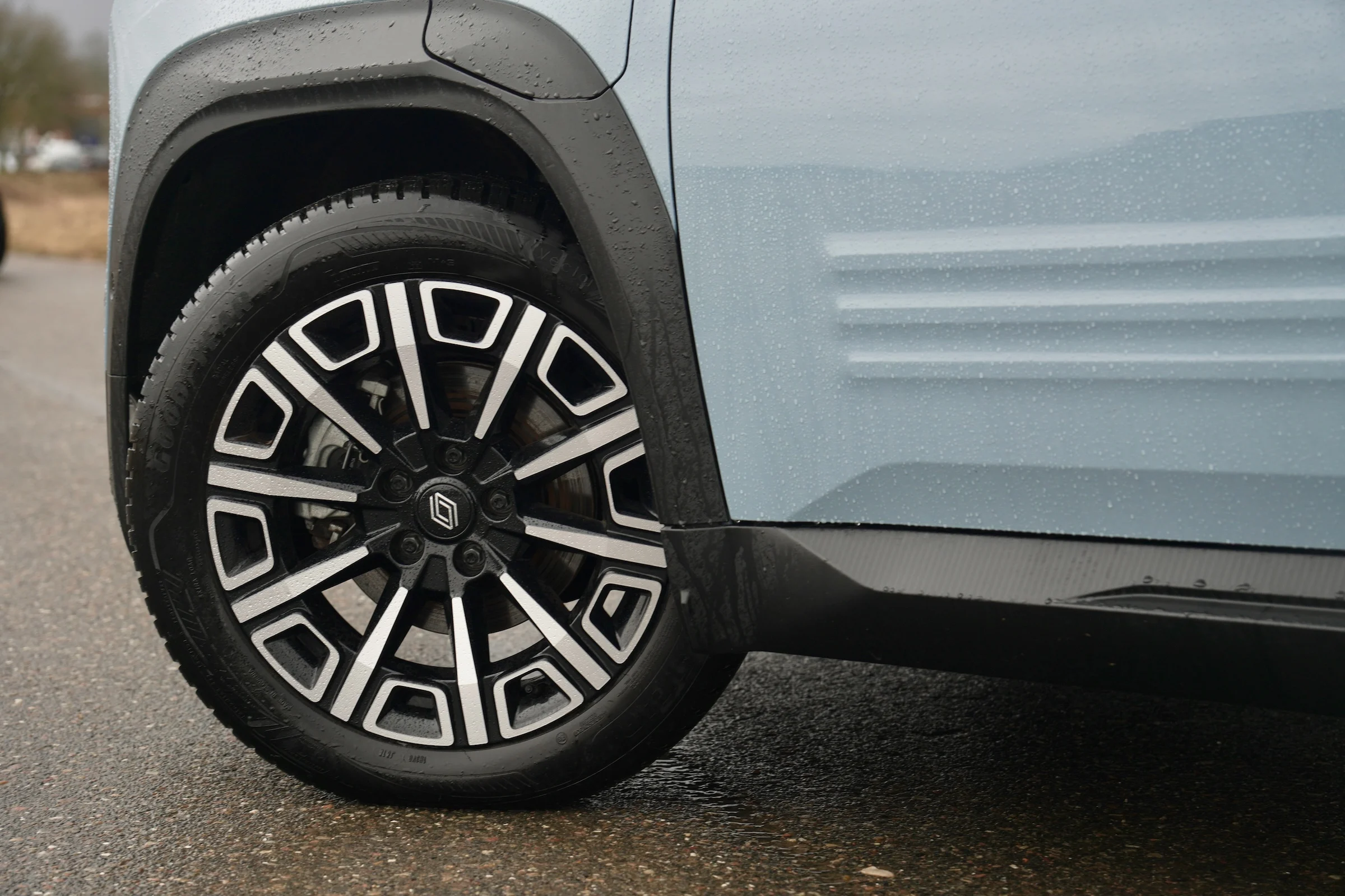 DUEL Jaecoo J5 EV vs Renault 4 E-Tech 071