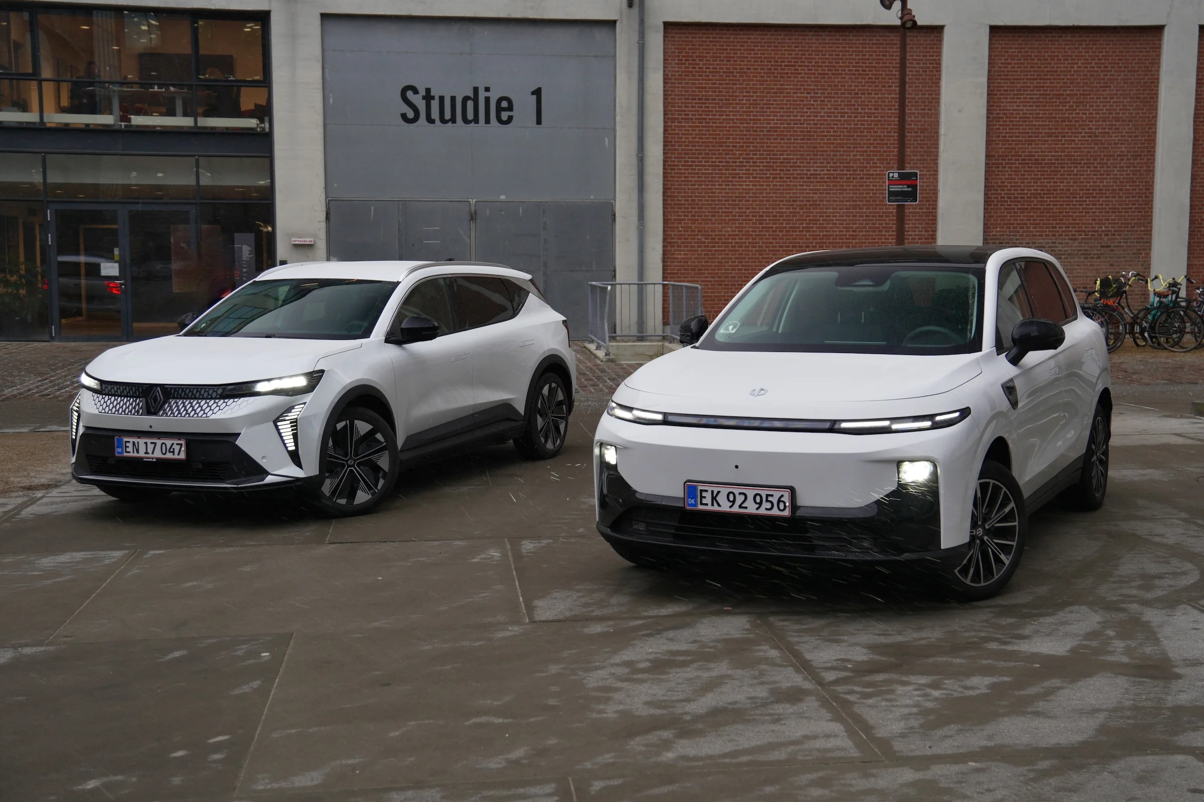 DUEL Leapmotor B10 vs Renault Scenic E-Tech MBB 169