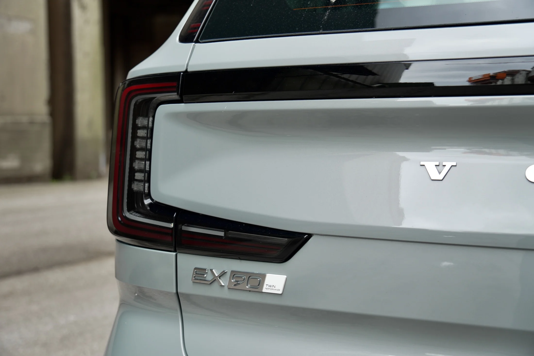 DUEL BMW iX vs Volvo EX90 MBB 3064