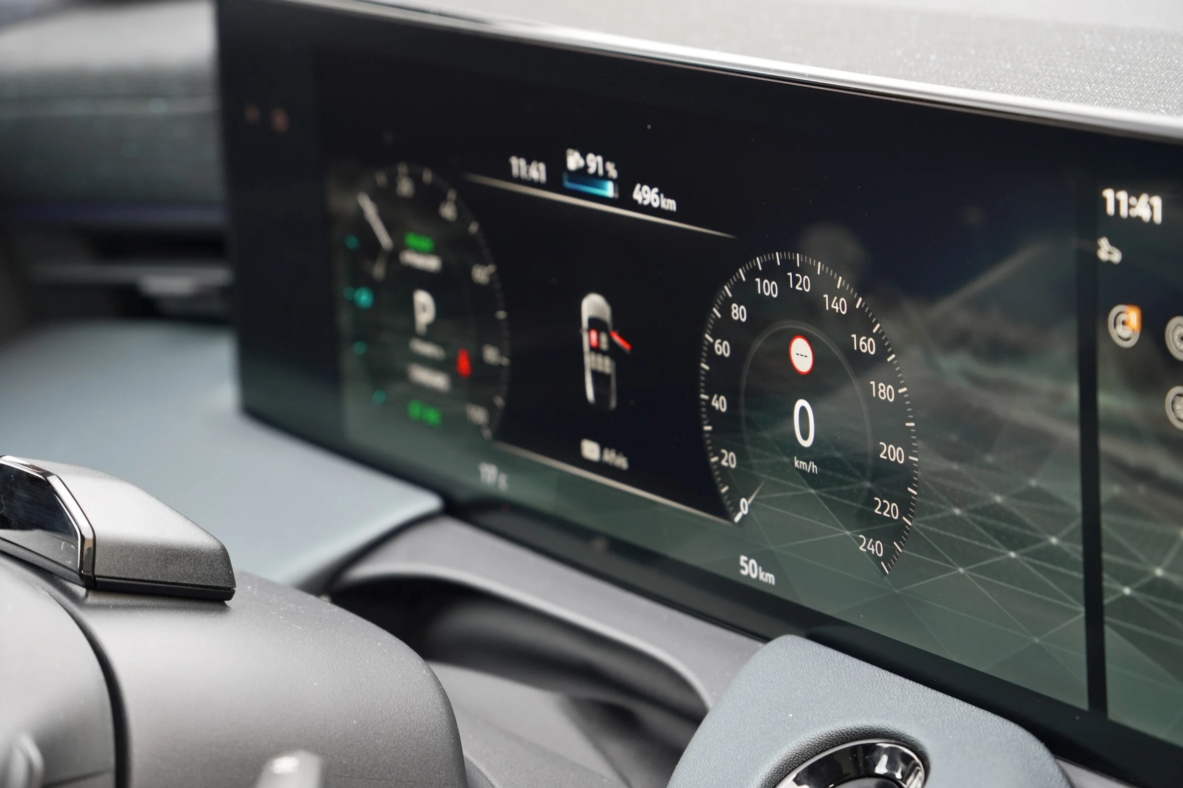 DUEL Nissan Leaf vs Toyota C-HR+ MBB 916
