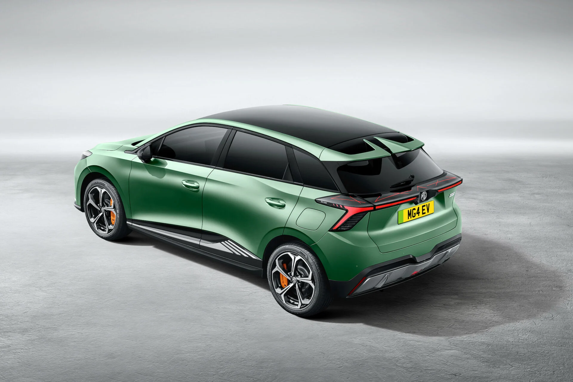 (4) The new MG4 EV XPOWER
