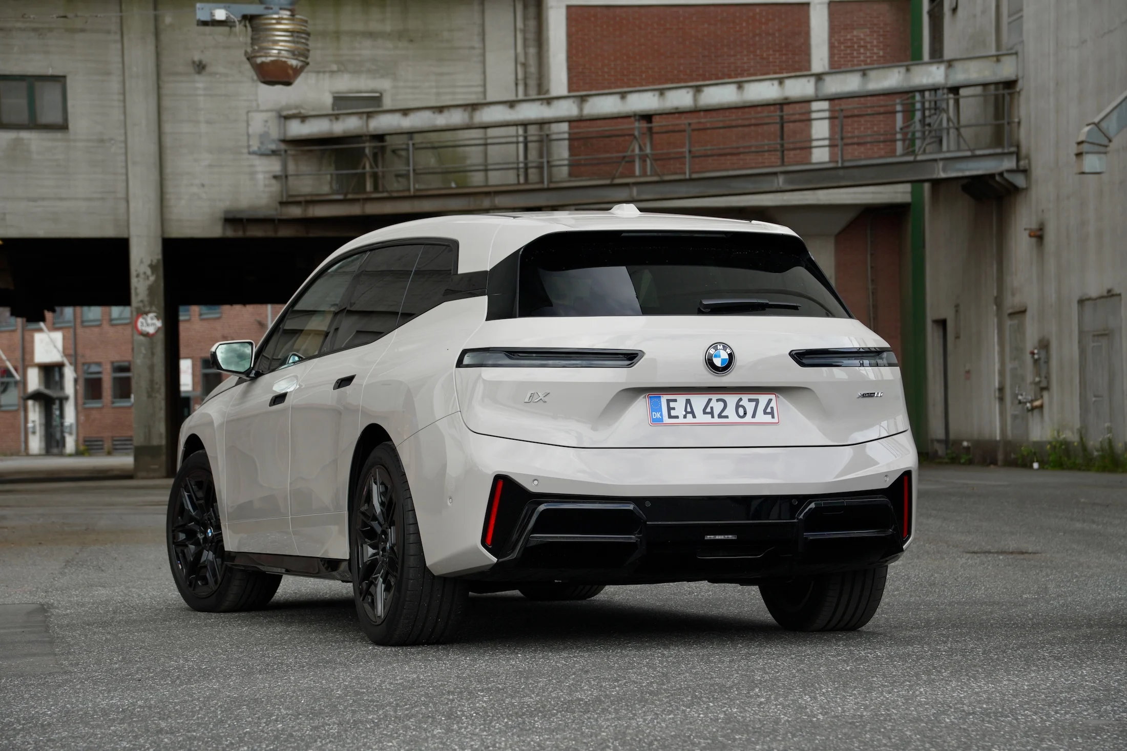 DUEL BMW iX vs Volvo EX90 MBB 2902