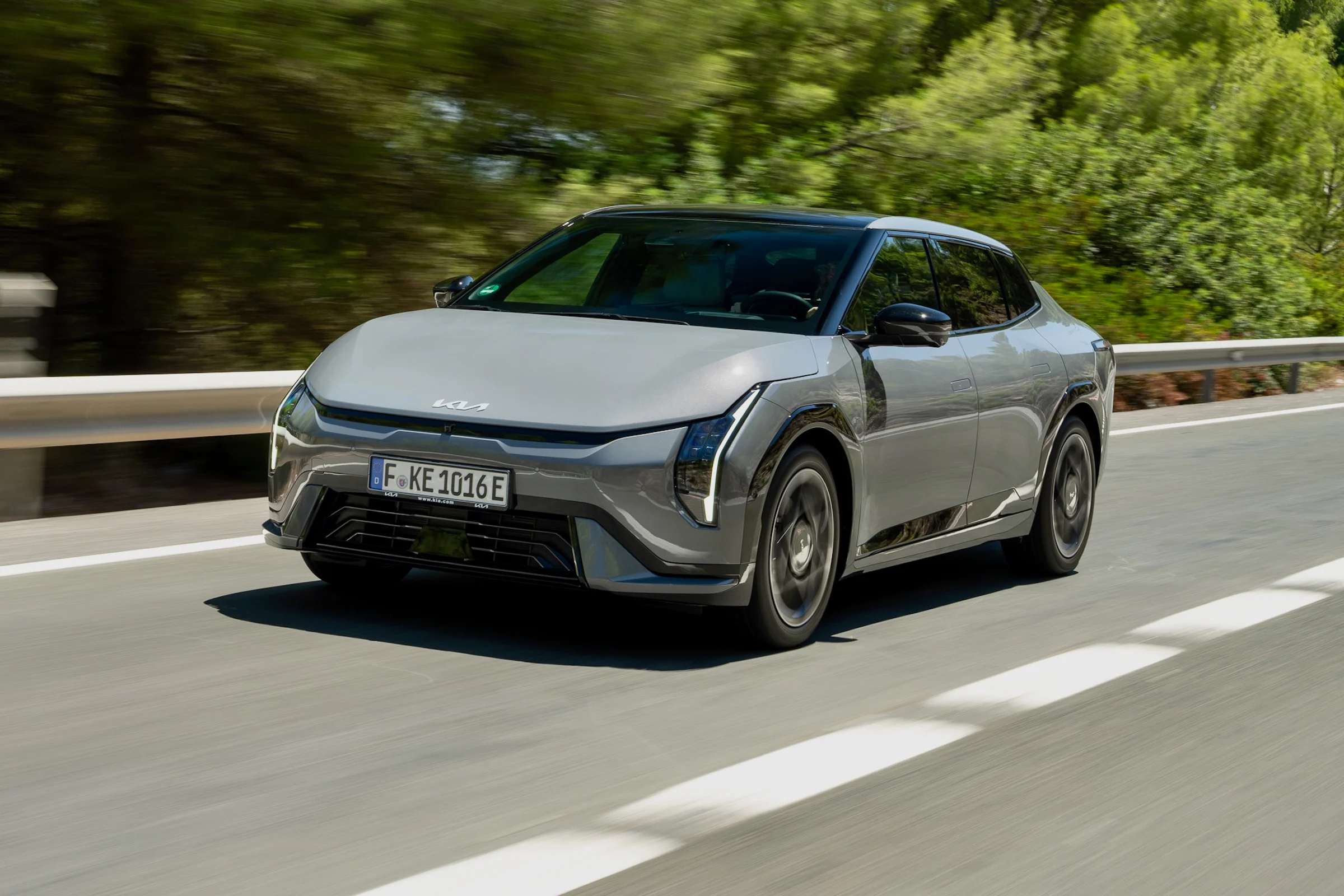 kia-ev4-fastback-gt-line-shale-gray-dynamic-print-3600x2400-003