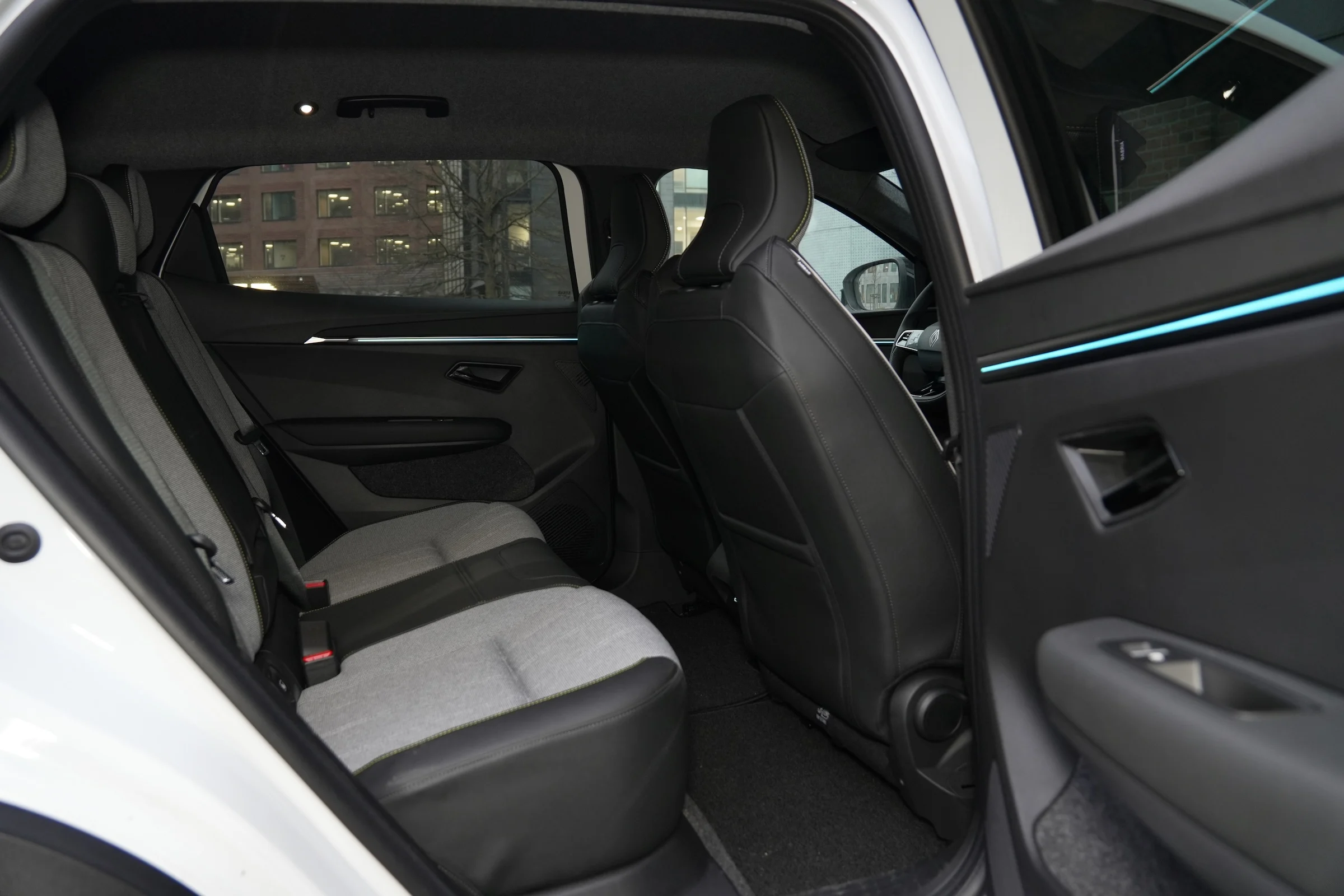 DUEL Leapmotor B10 vs Renault Scenic E-Tech MBB 273