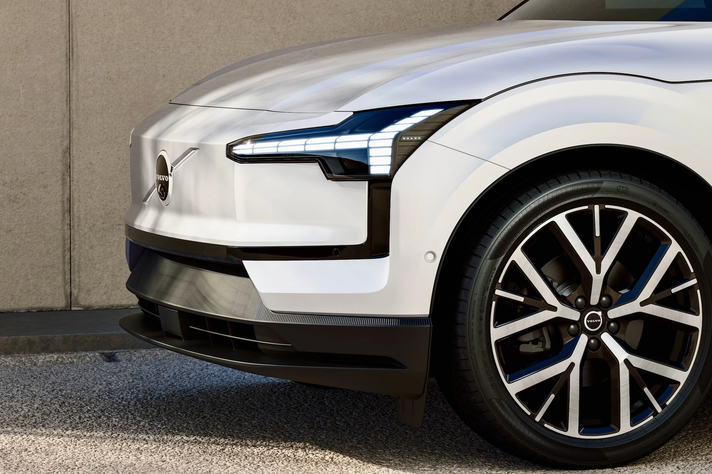 Exterior Detail Headlight EX30 MY27