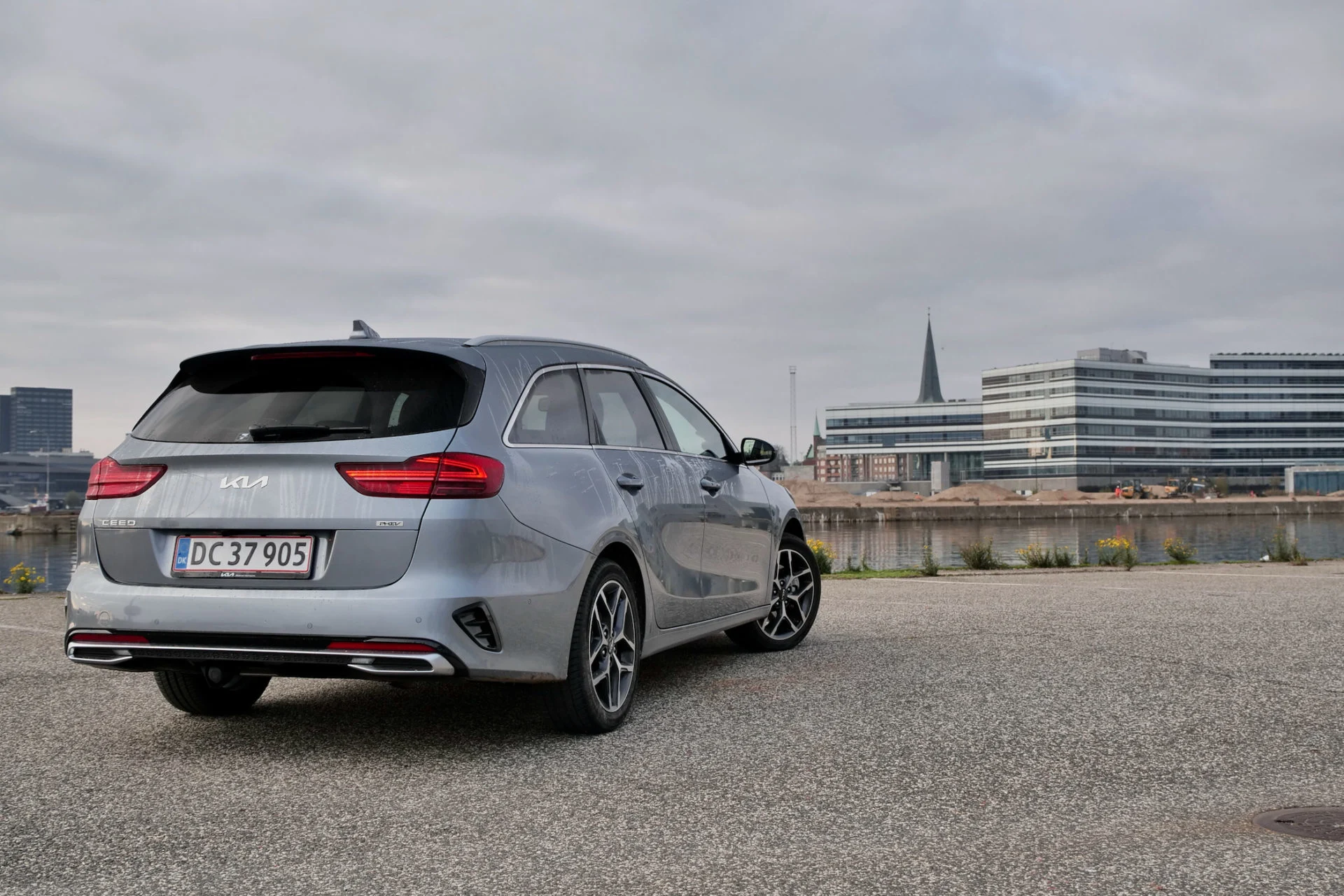 Bilbasen DUEL Kia Ceed SW PHEV vs Suzuki Swace Hybrid9740