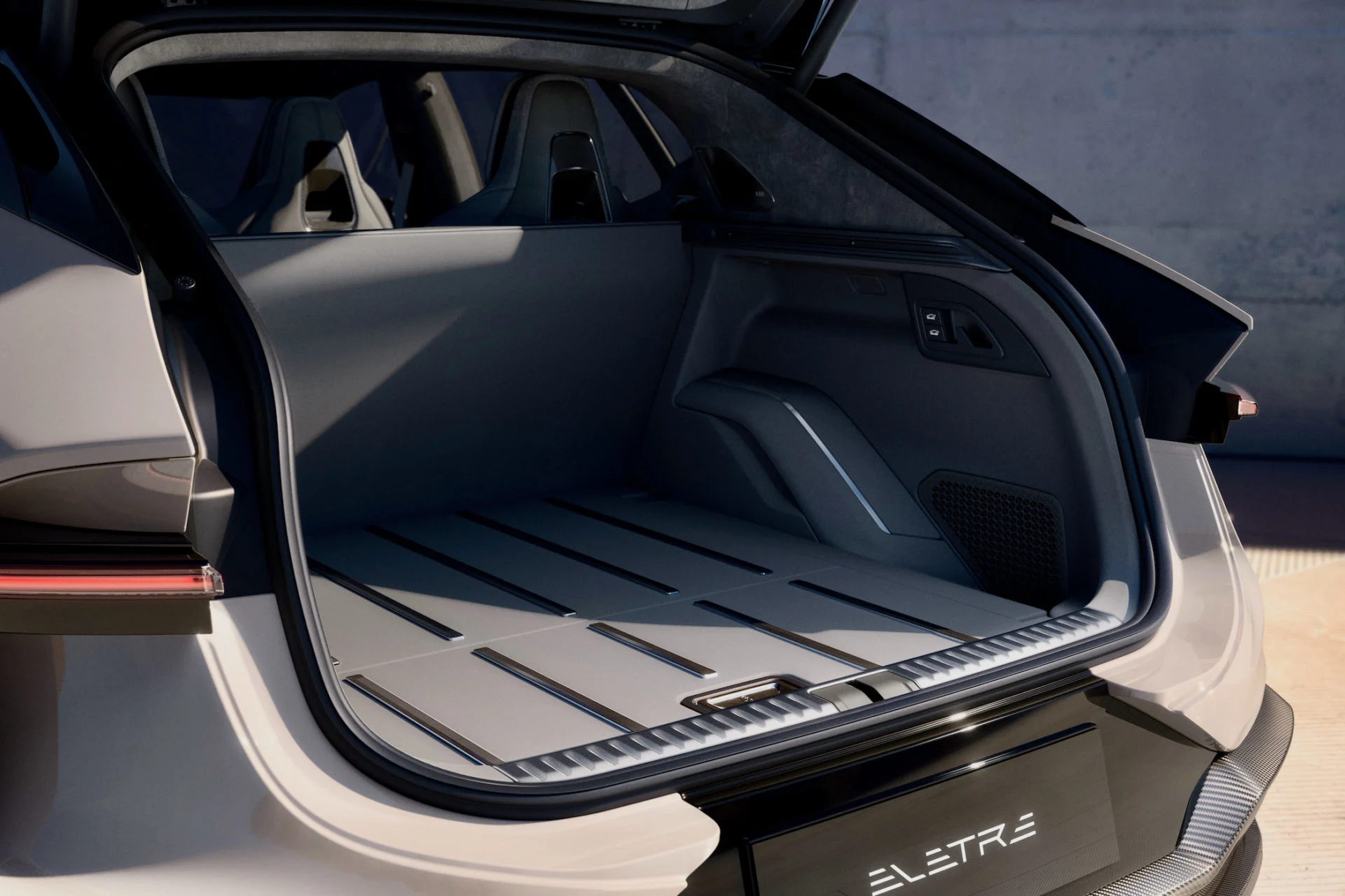 Lotus Eletre 14