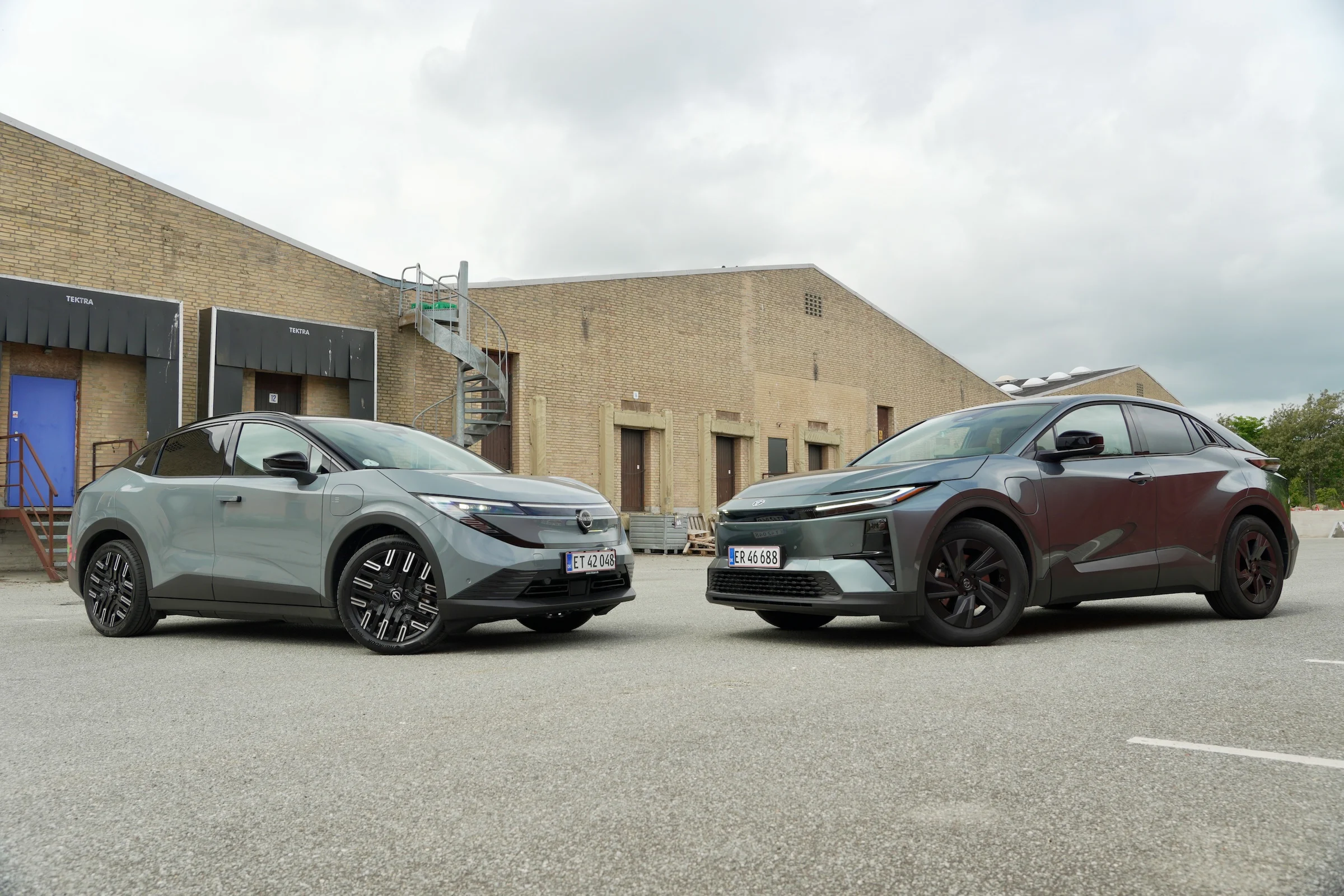 DUEL Nissan Leaf vs Toyota C-HR+ MBB 859