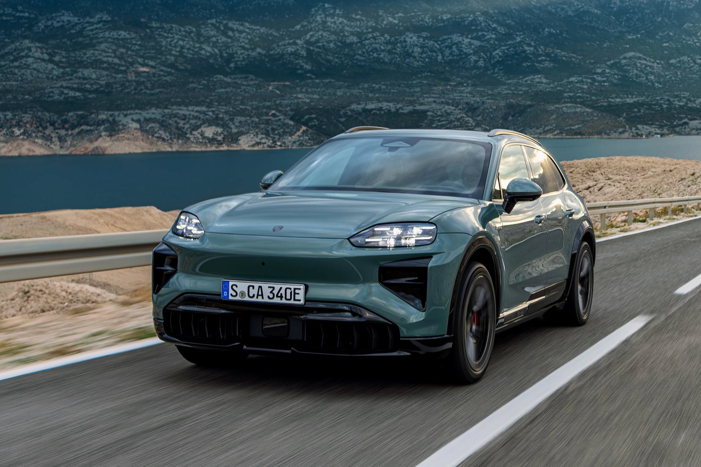 Porsche Cayenne Electric 520 6000x4248