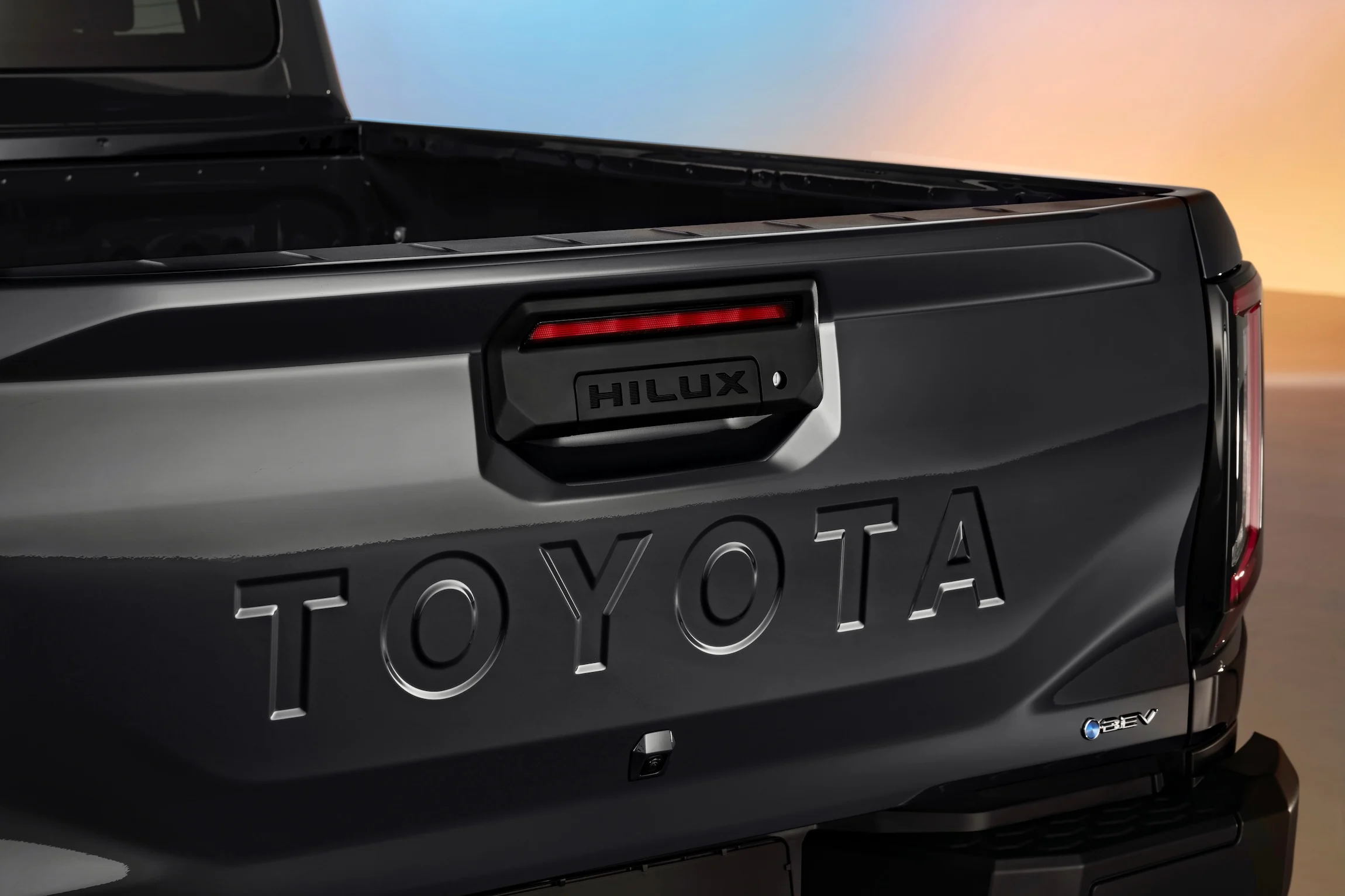 2025toyotahiluxbevext02