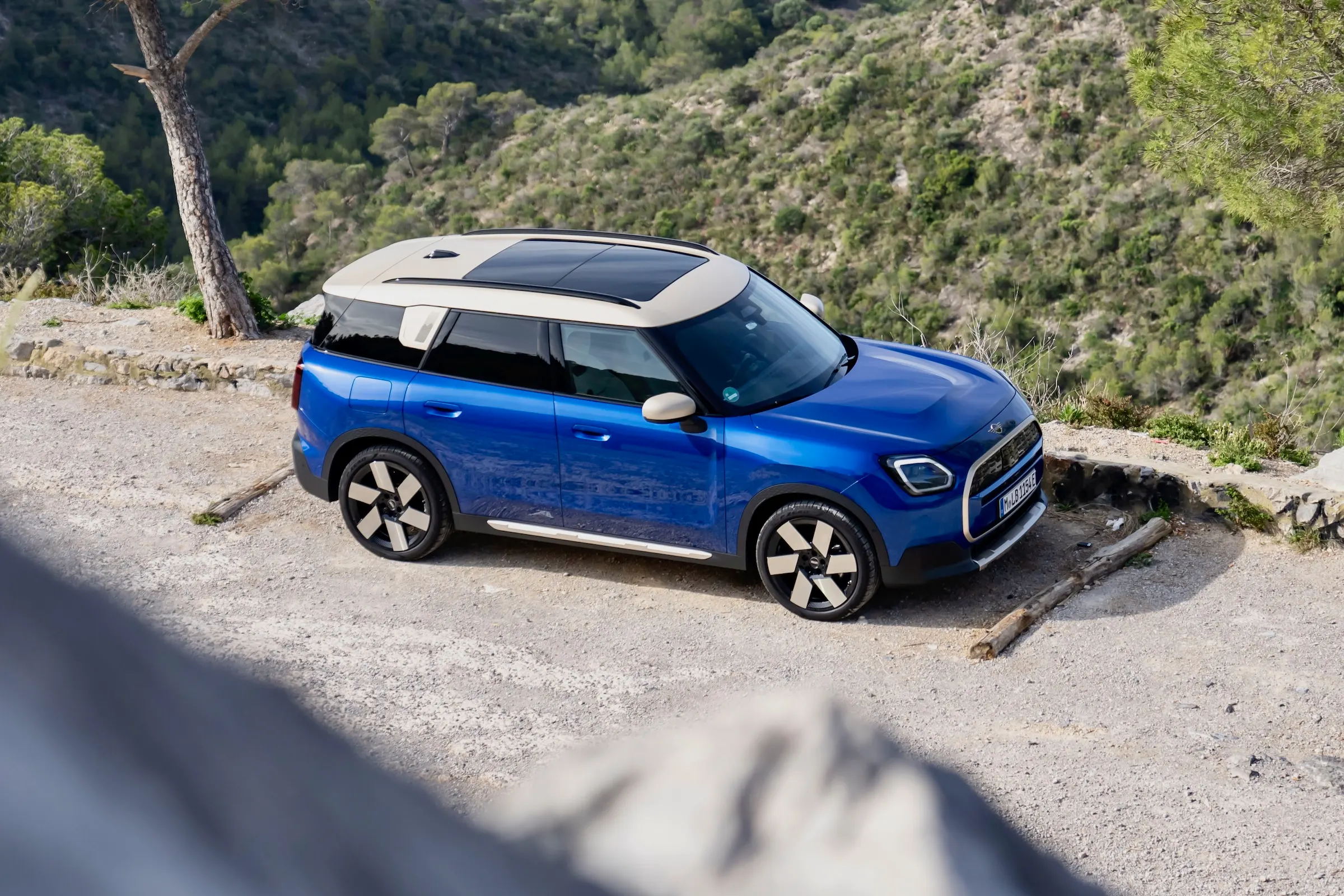 P90551989 highRes mini-countryman-e-06