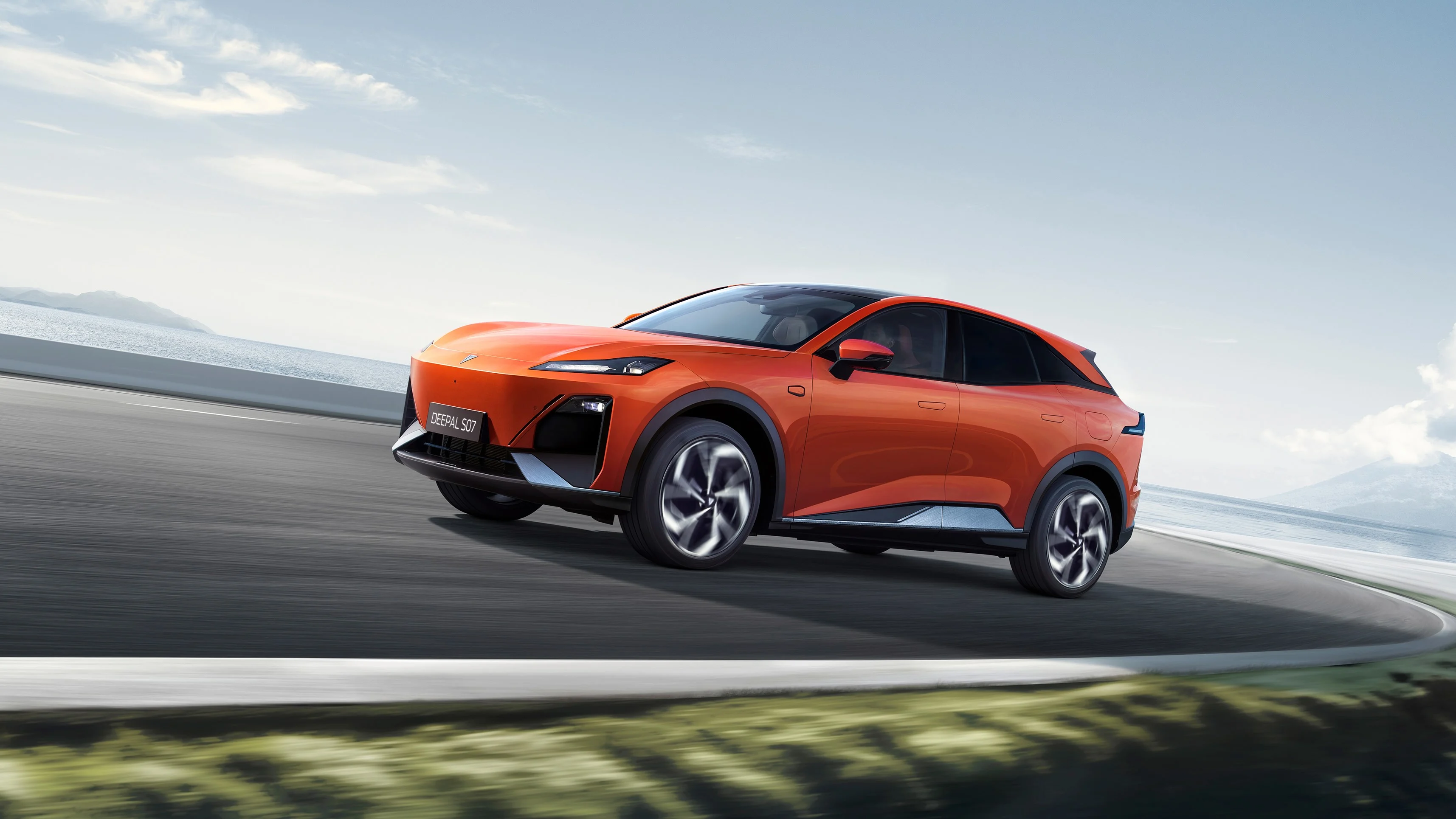 Deepal S07 bil kører mod venstre orange