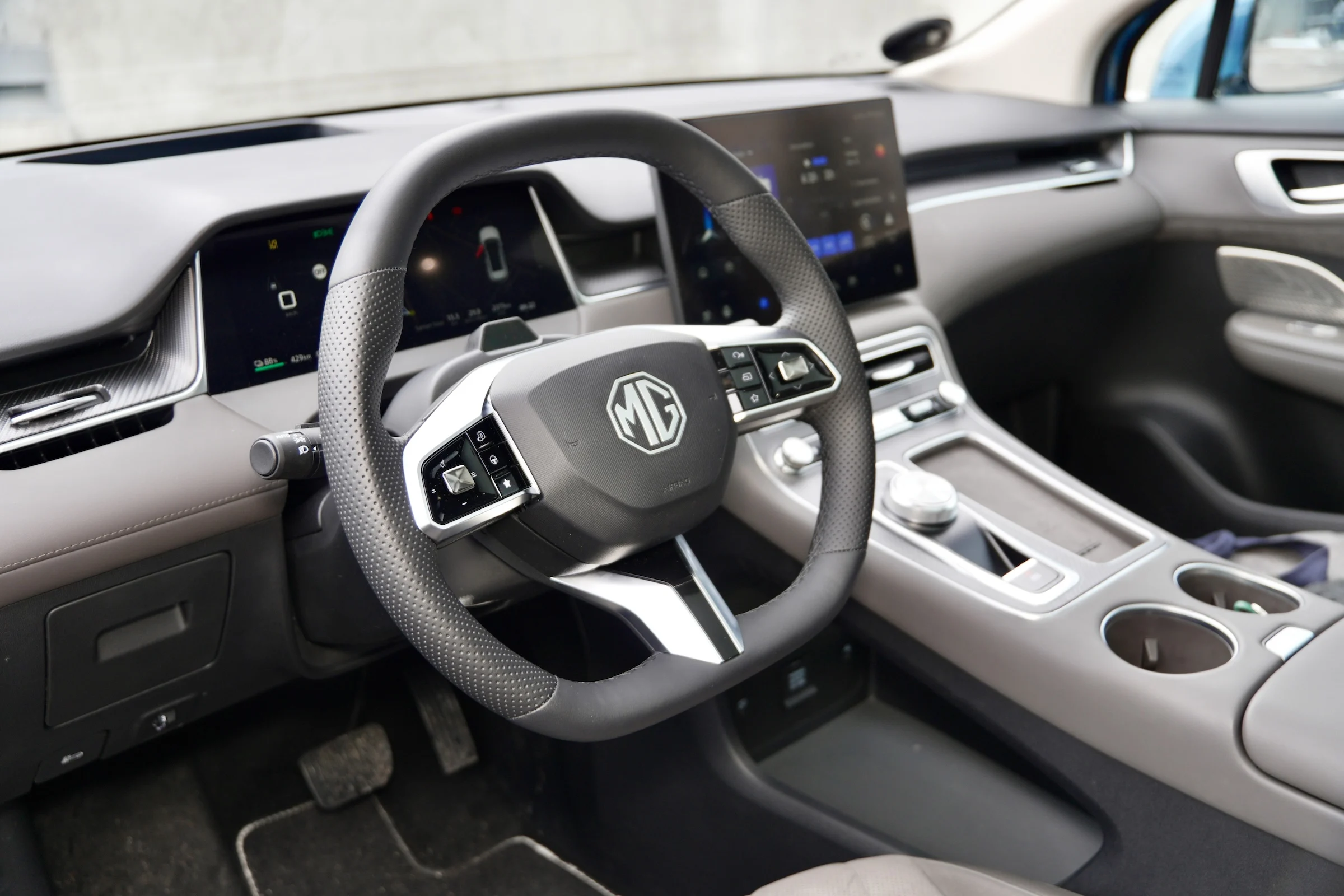 DUEL MGS6 EV vs Tesla Model Y Baghjuls MBB 570