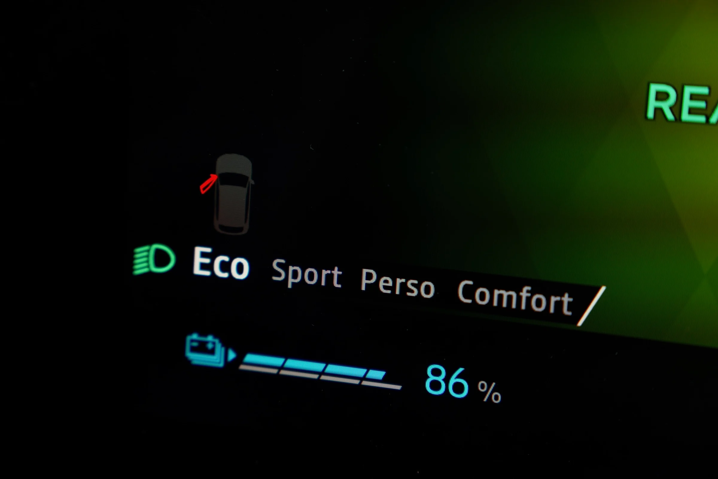 DUEL Leapmotor B10 vs Renault Scenic E-Tech MBB 315