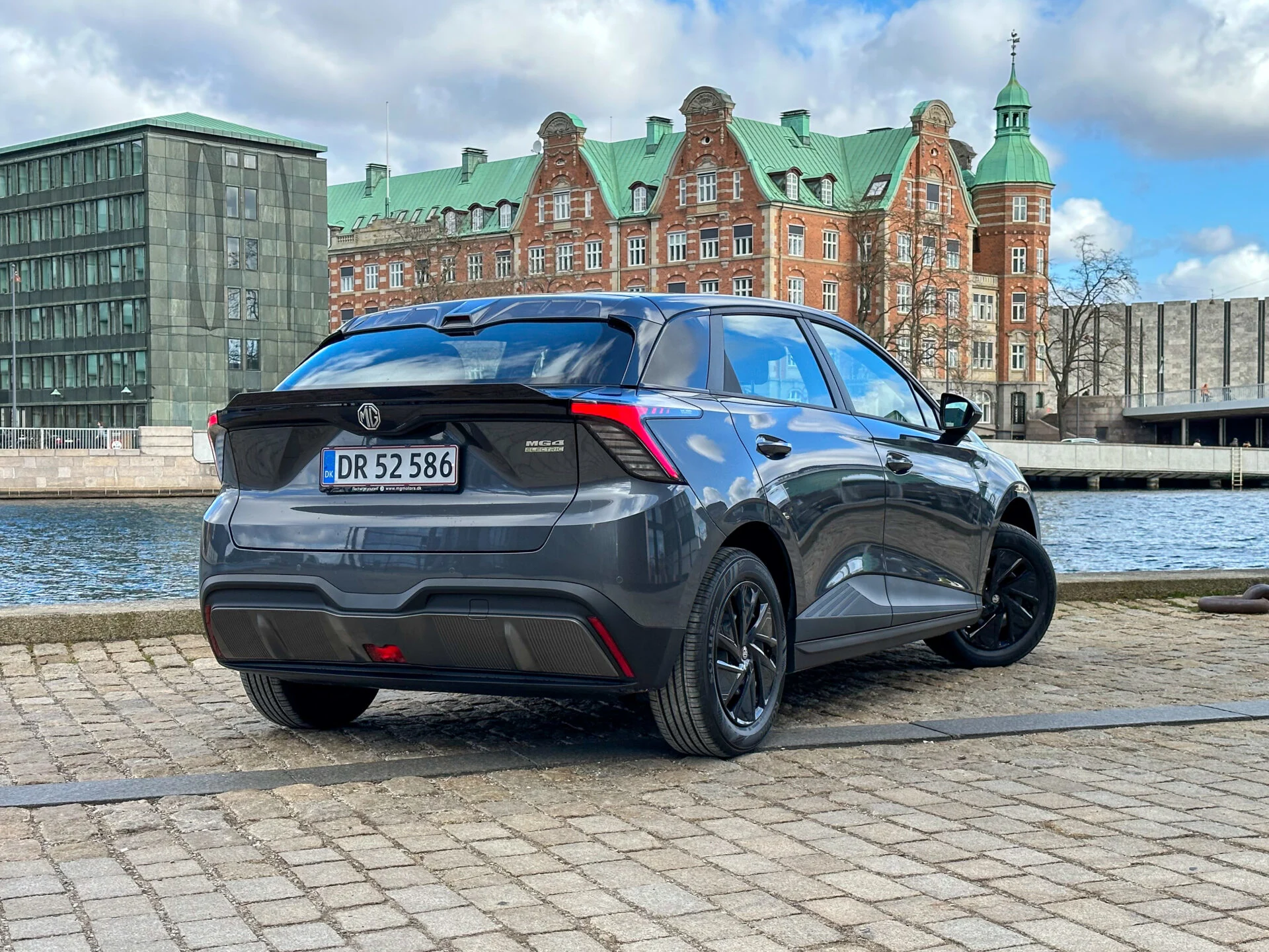 MG ZS EV vs MG4_Eksterior-32