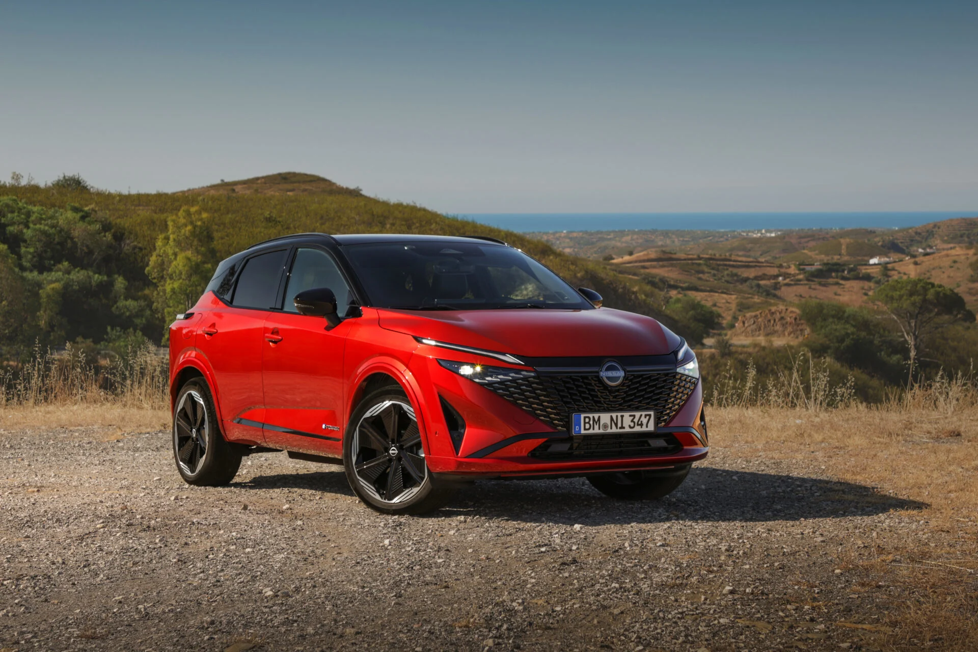 14. New refreshed Qashqai 2024 in fuji sunset color parked beside the road in Faro, Portugal