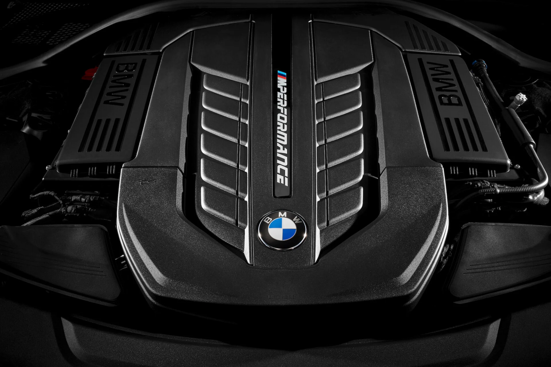 BMW-M760i-03.jpeg