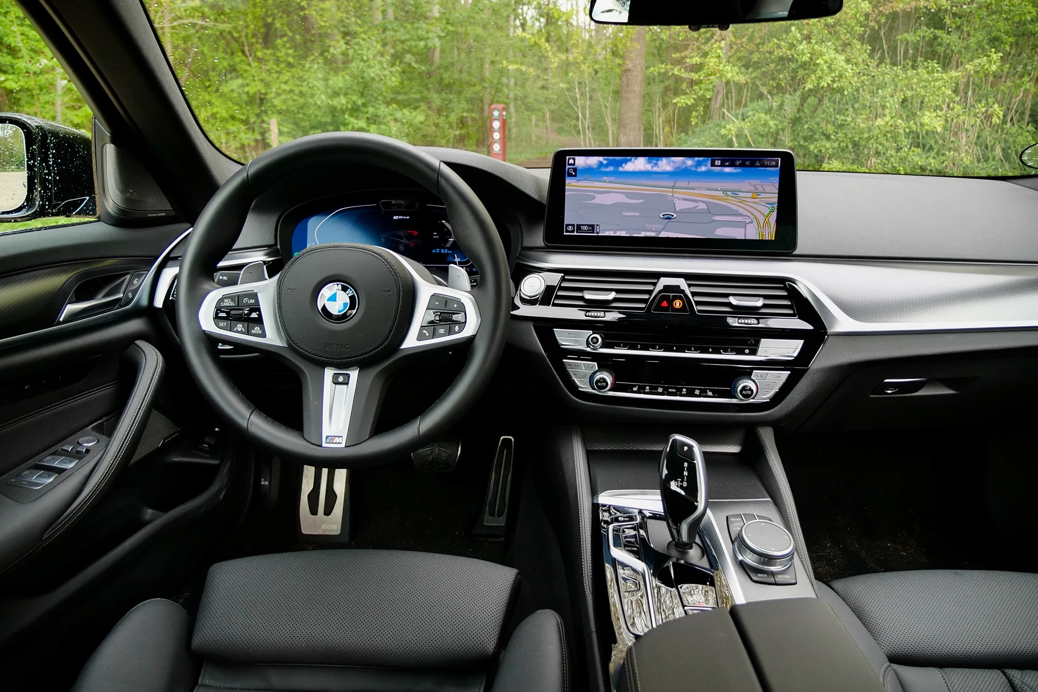 BMW 545e – interiør (1)