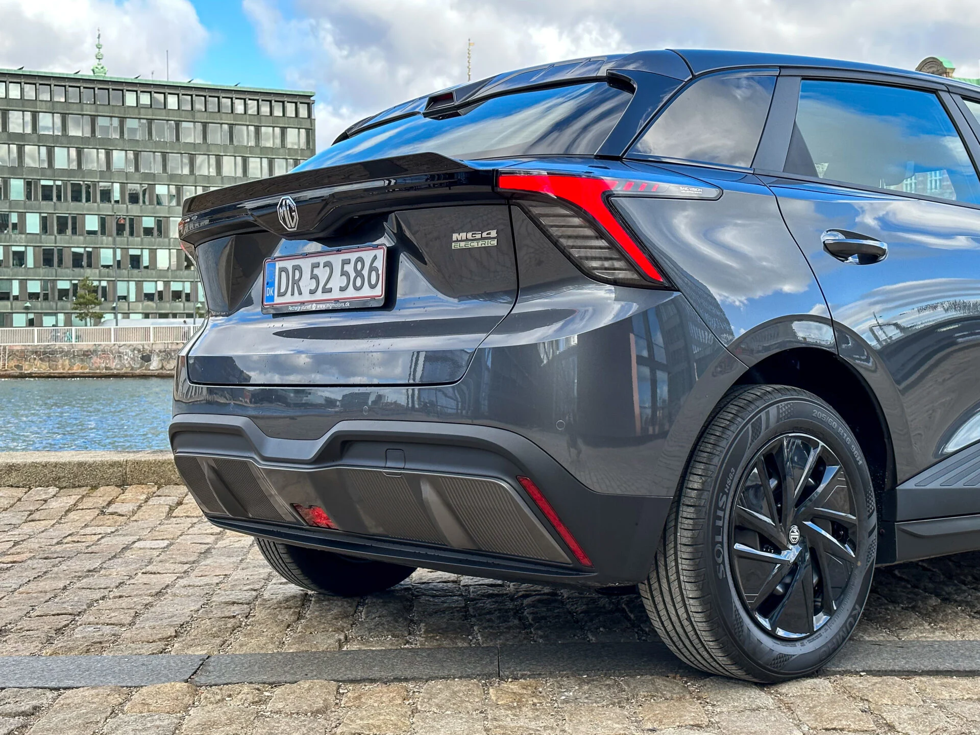 MG ZS EV vs MG4_Eksterior-31