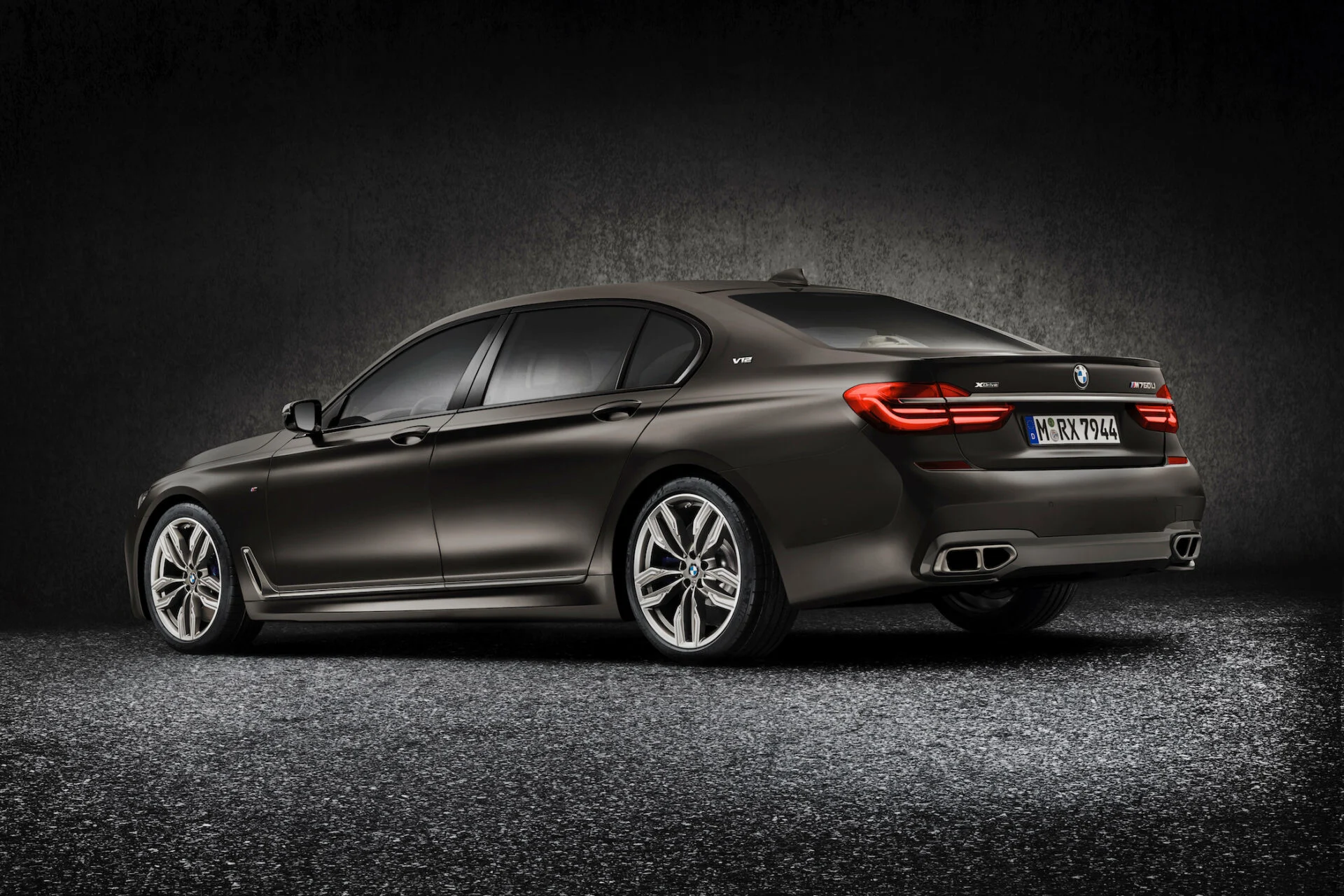 BMW-M760i-06.jpeg