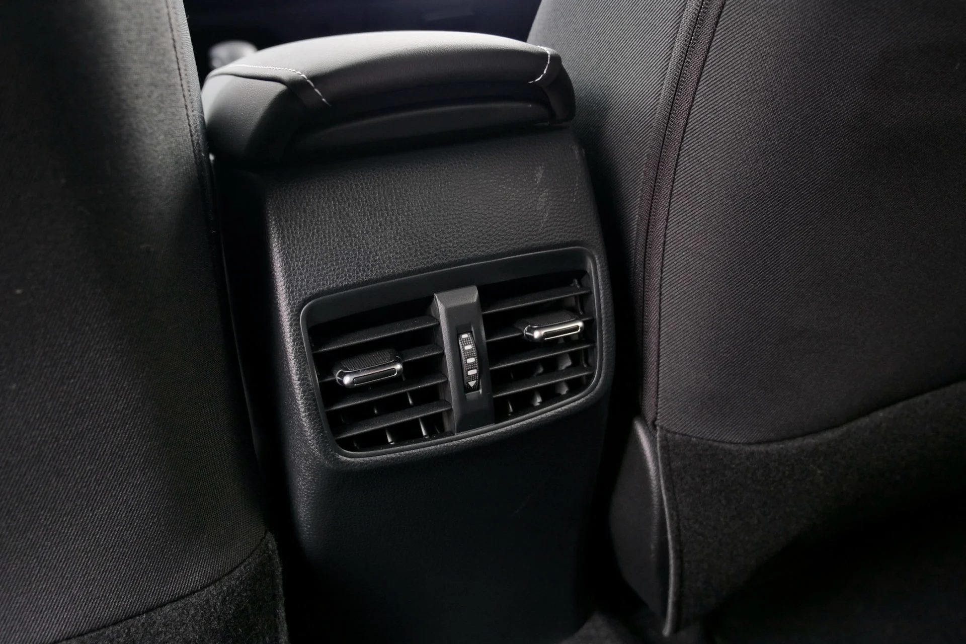 Bilbasen DUEL Kia Ceed SW PHEV vs Suzuki Swace Hybrid9997