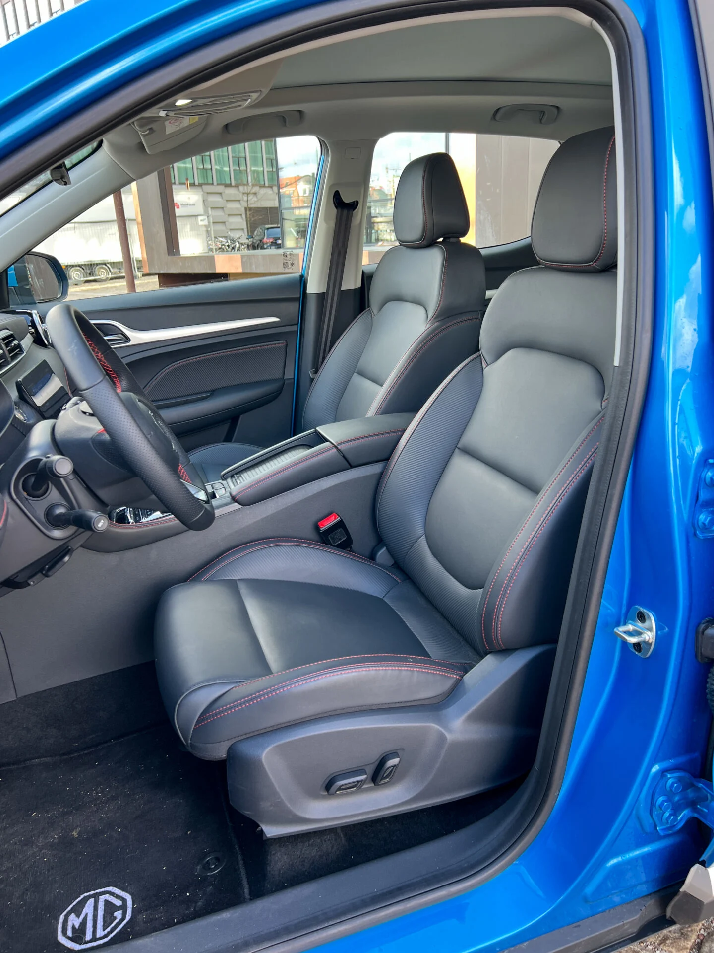 MG ZS EV vs MG4_Interior-03