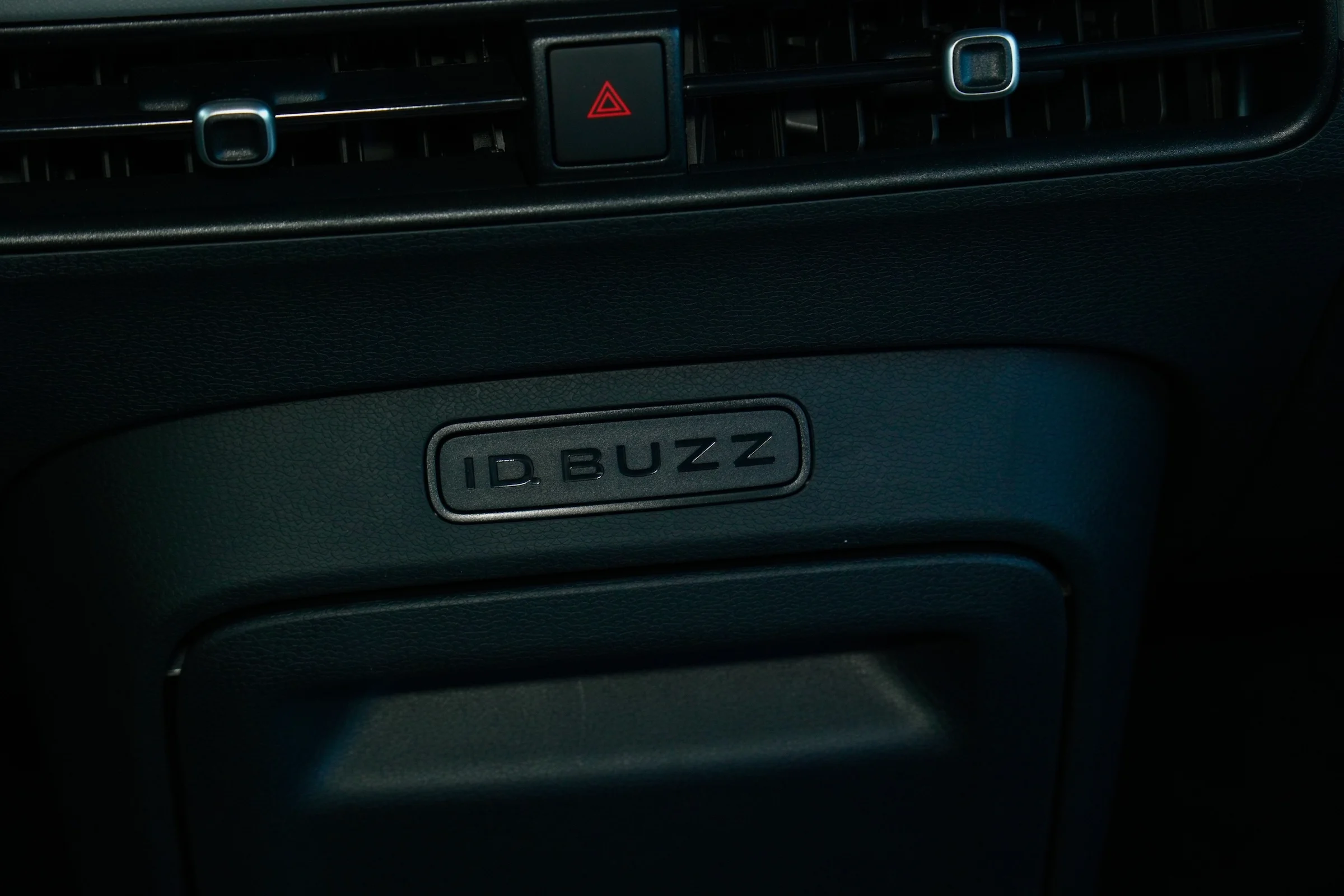 DUEL Kia PV5 Pass vs VW ID. Buzz 829