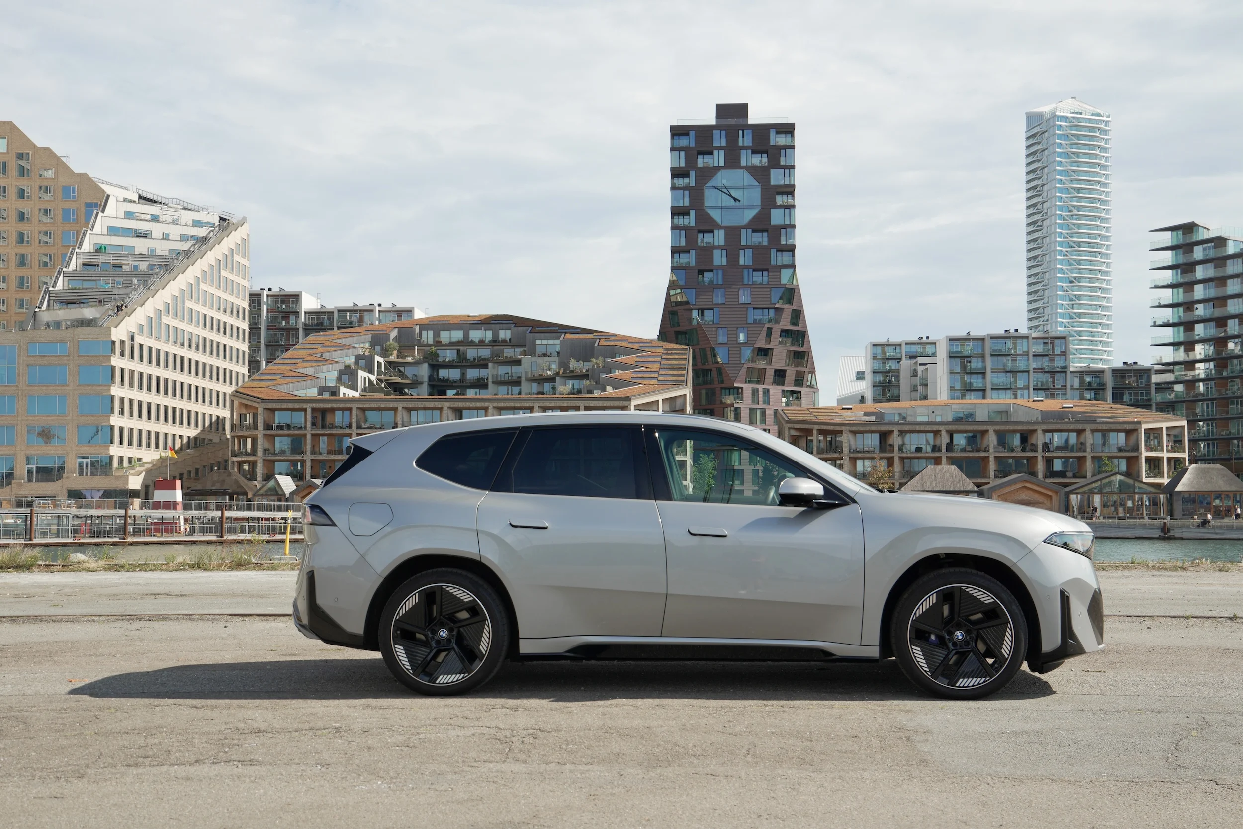 DUEL BMW iX3 vs Volvo EX60 02469
