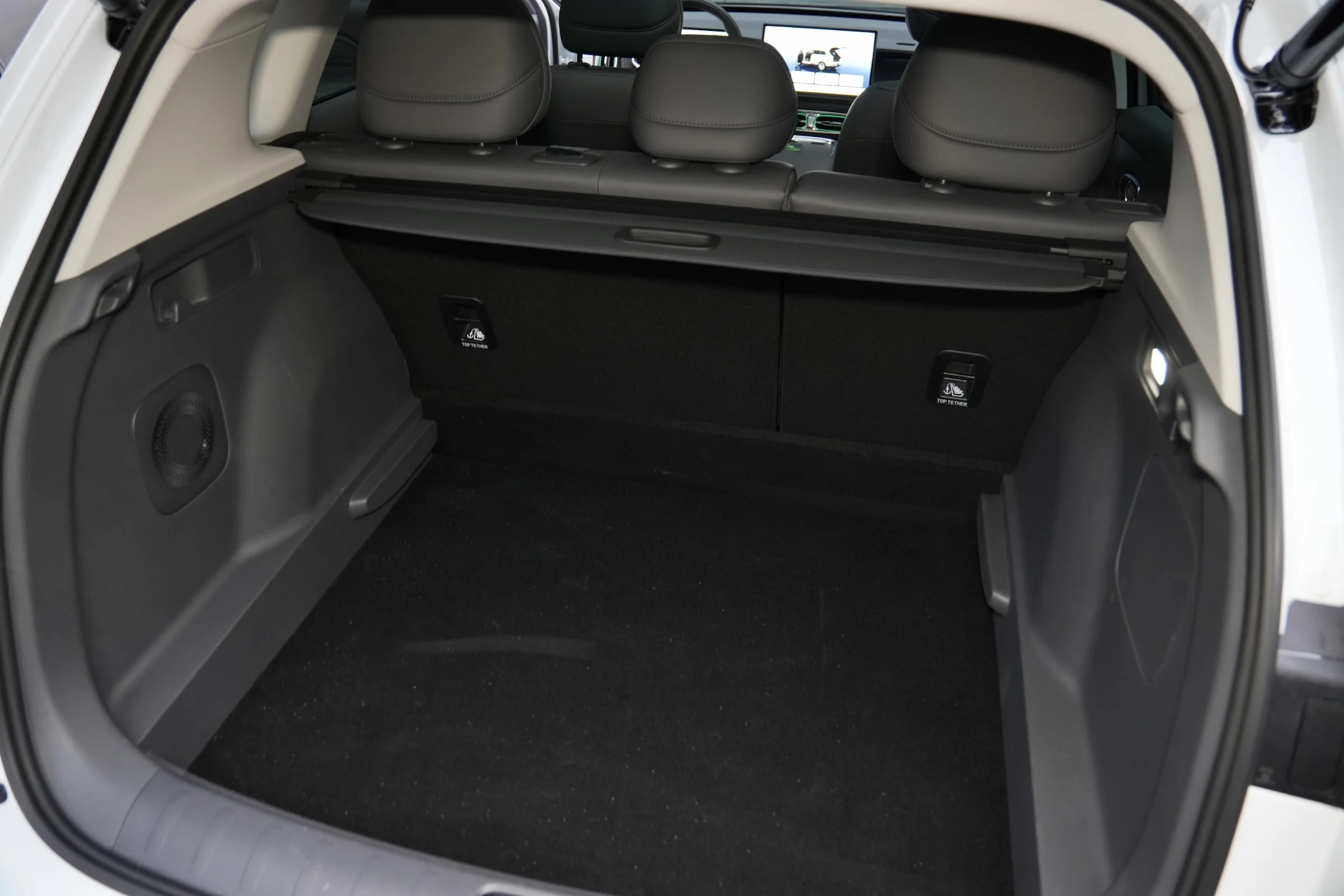 DUEL Leapmotor B10 vs Renault Scenic E-Tech MBB 261