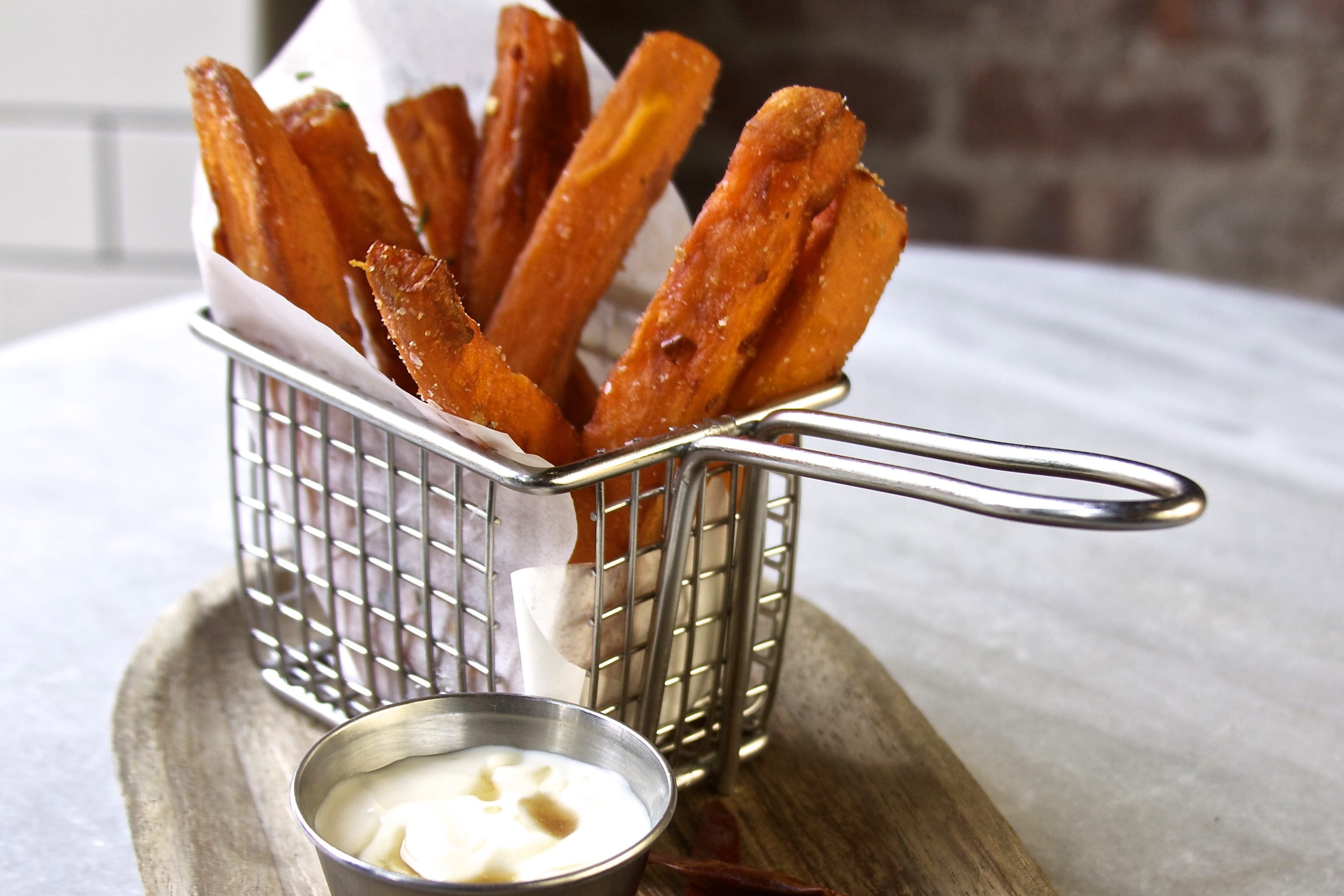 BASTONES DE BONIATO FRITOS CON CHILE ASADO