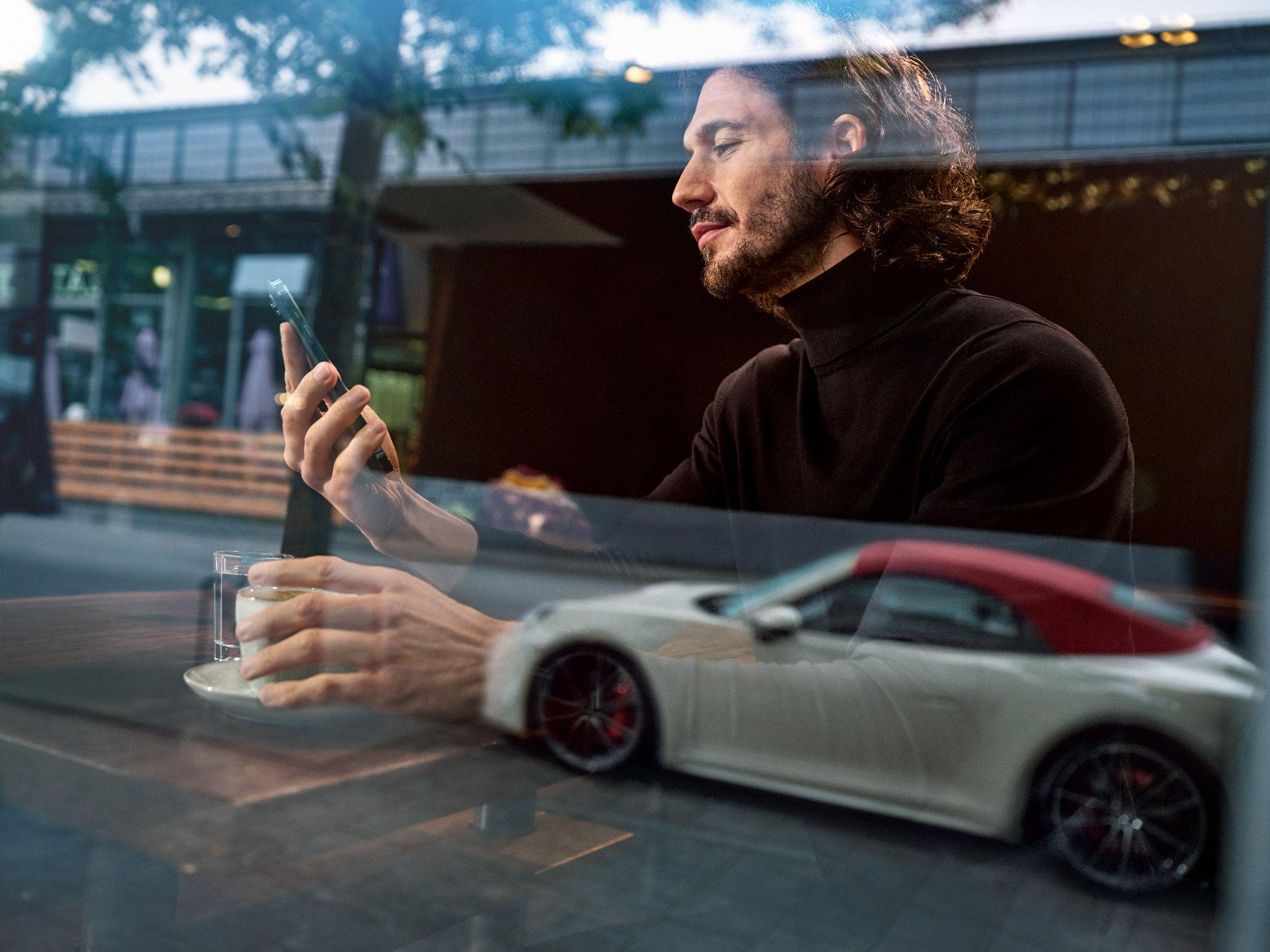 Video describing  the Porsche Connect features