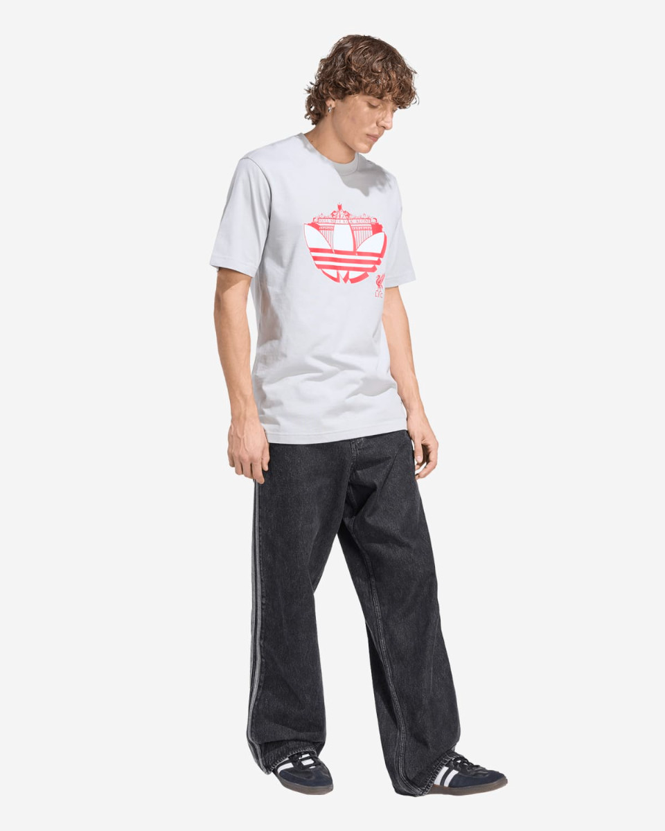 LFC adidas เสื้อยืดลายกราฟิกซีซั่นสำหรับผู้ชายสีเทา - Image 3