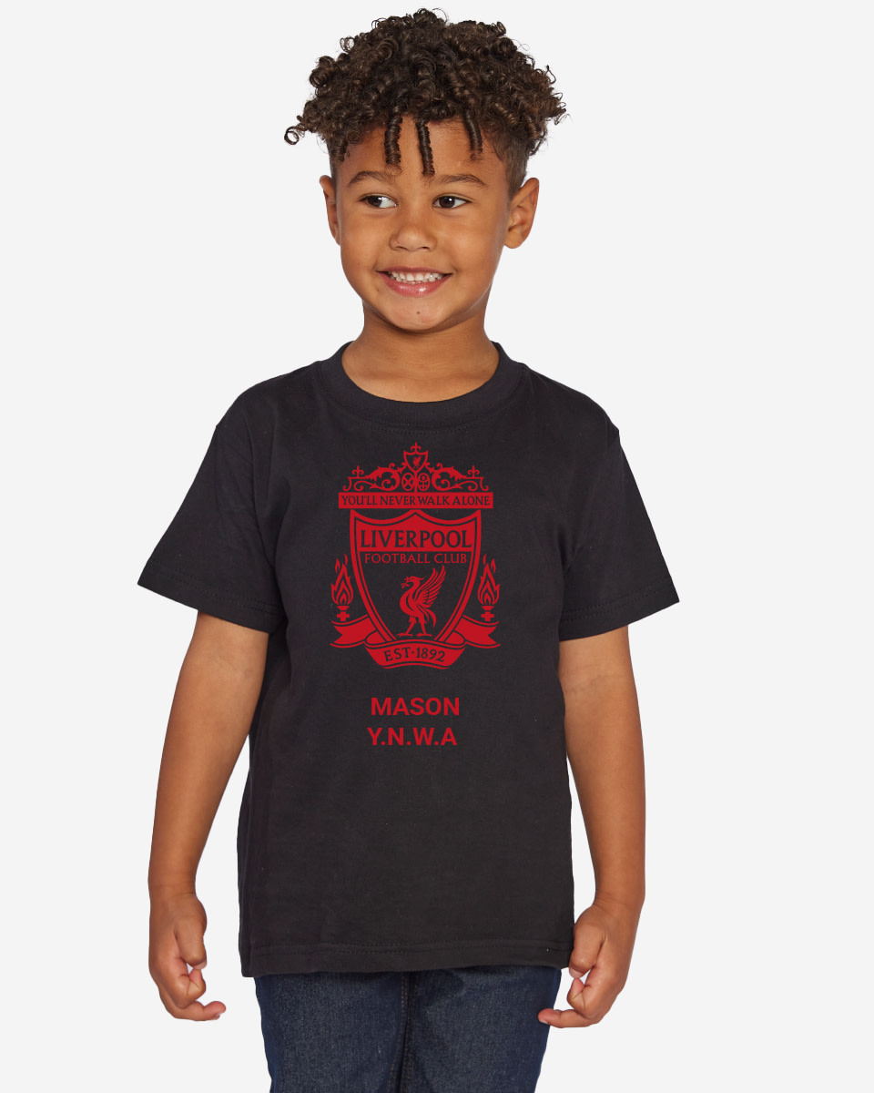 LFC Junior Red Crest personlig svart T-skjorte - Image 1
