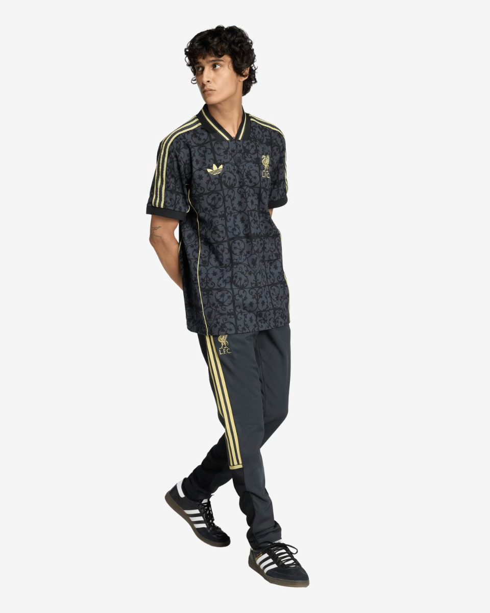 เสื้อยืดผู้ชาย LFC adidas 25/26 LFSTLR สีดำและสีทอง - Image 3