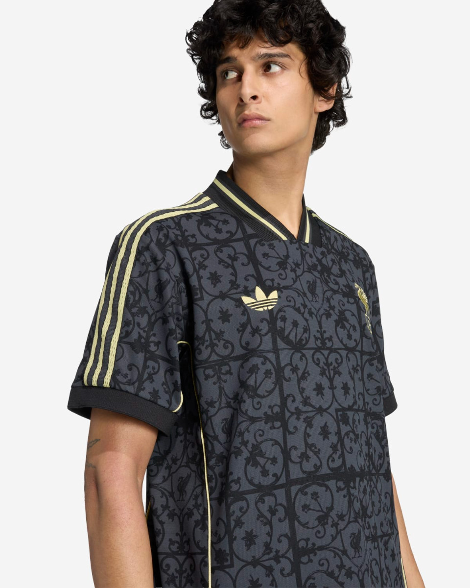 เสื้อยืดผู้ชาย LFC adidas 25/26 LFSTLR สีดำและสีทอง - Image 4