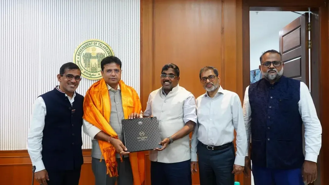 Minister for Industries and IT D. Sridhar Babu with members of the leadership team of Malabar Group in Hyderabad on Thursday.