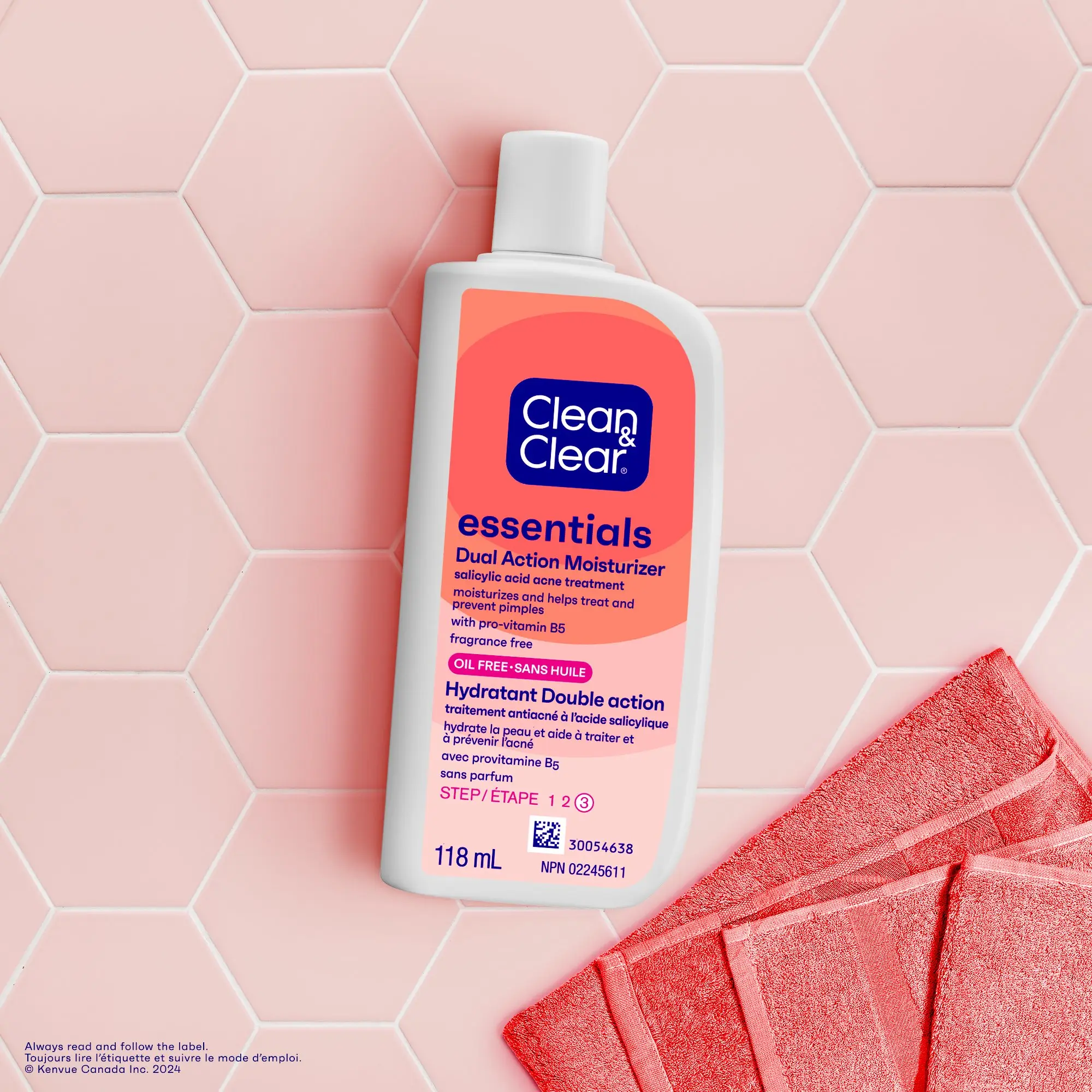 Vue de face de la bouteille d’hydratant Double action Clean & Clear Essentials® de 118 ml