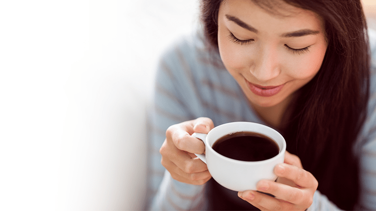 Femme qui boit un café