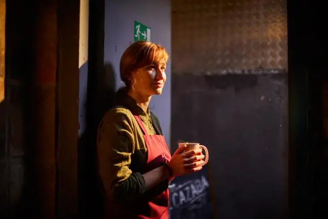 Une femme buvant une boisson chaude