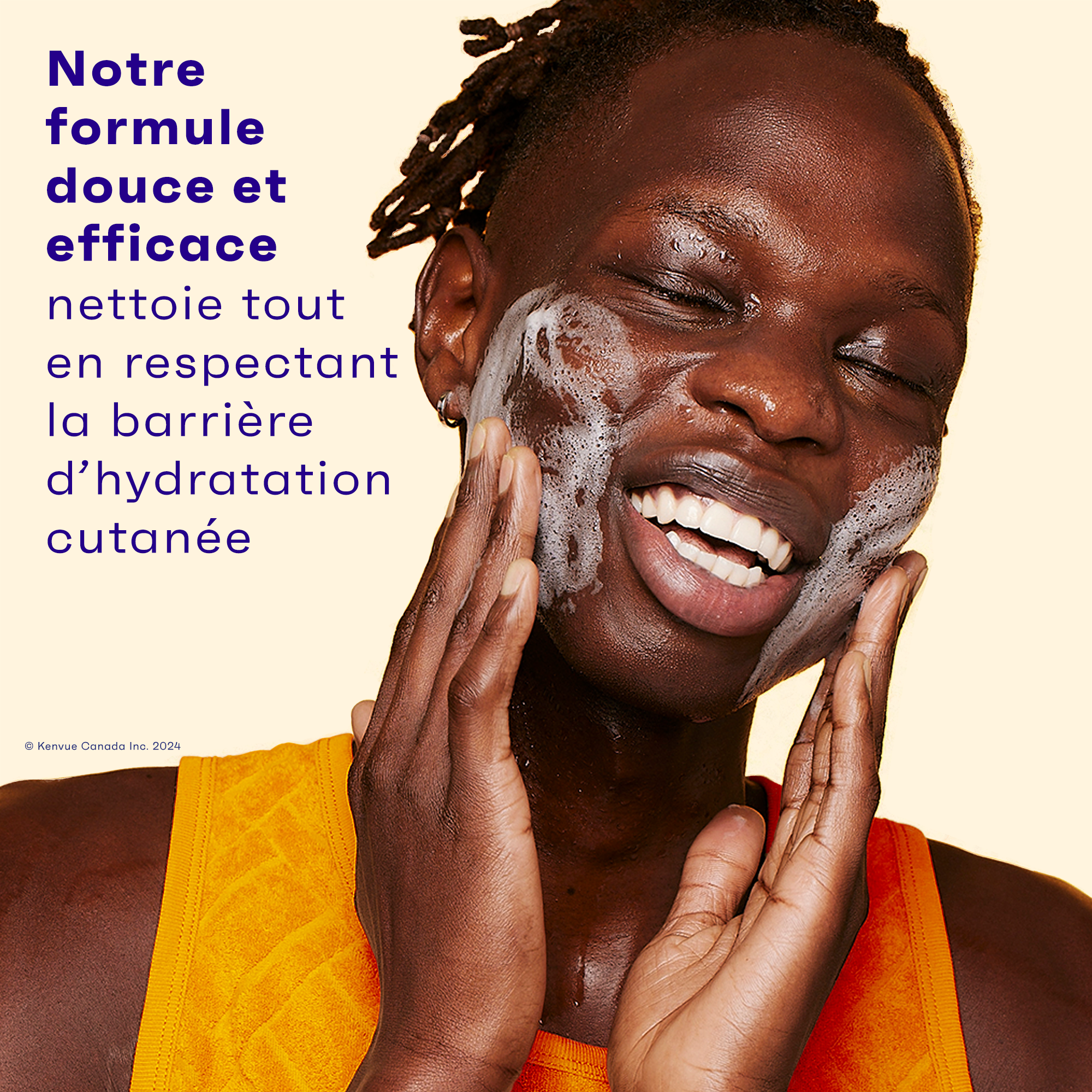 Une jeune femme noire heureuse se lave le visage avec le nettoyant pour le visage CLEAN & CLEAR® MORNING BURST®